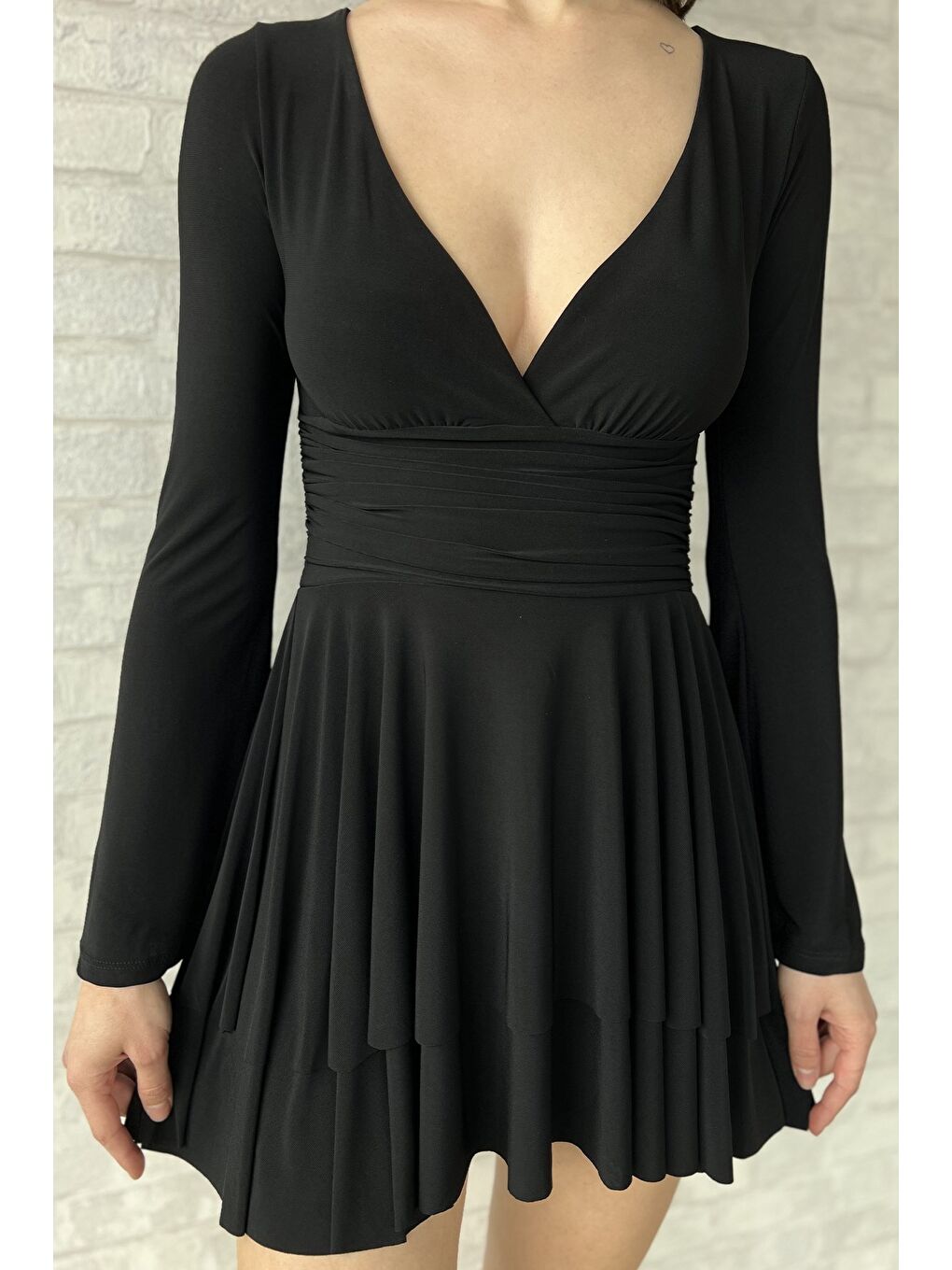 Siyah Kadın V Yaka İspanyol Kol Kat Kat Pileli Elastanlı Elbise-3