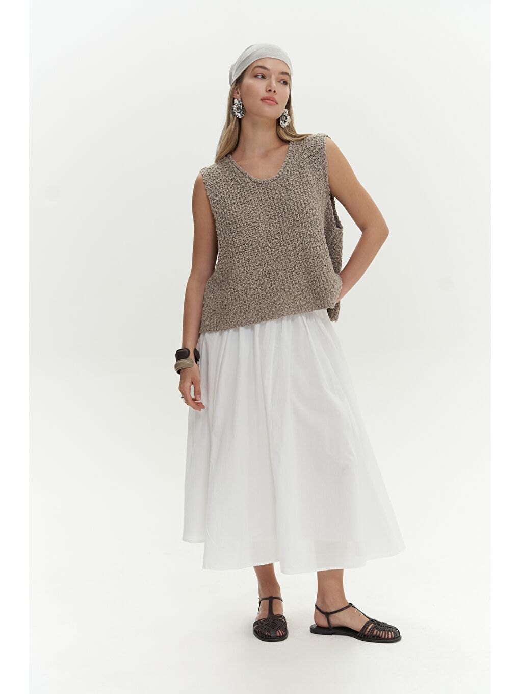 Amaya Bilek Hizasında Pileli Beyaz Etek-2