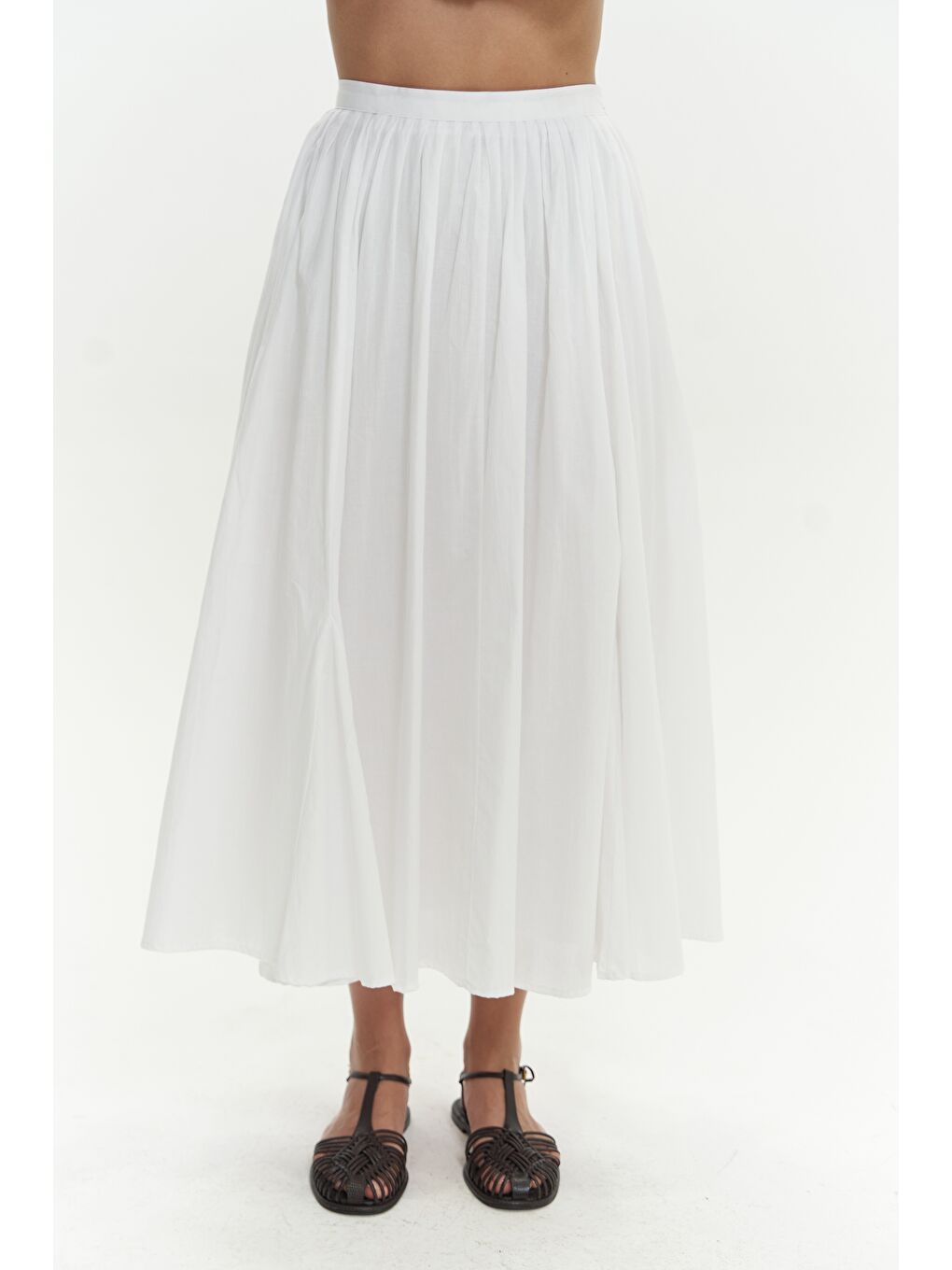 Amaya Bilek Hizasında Pileli Beyaz Etek-5