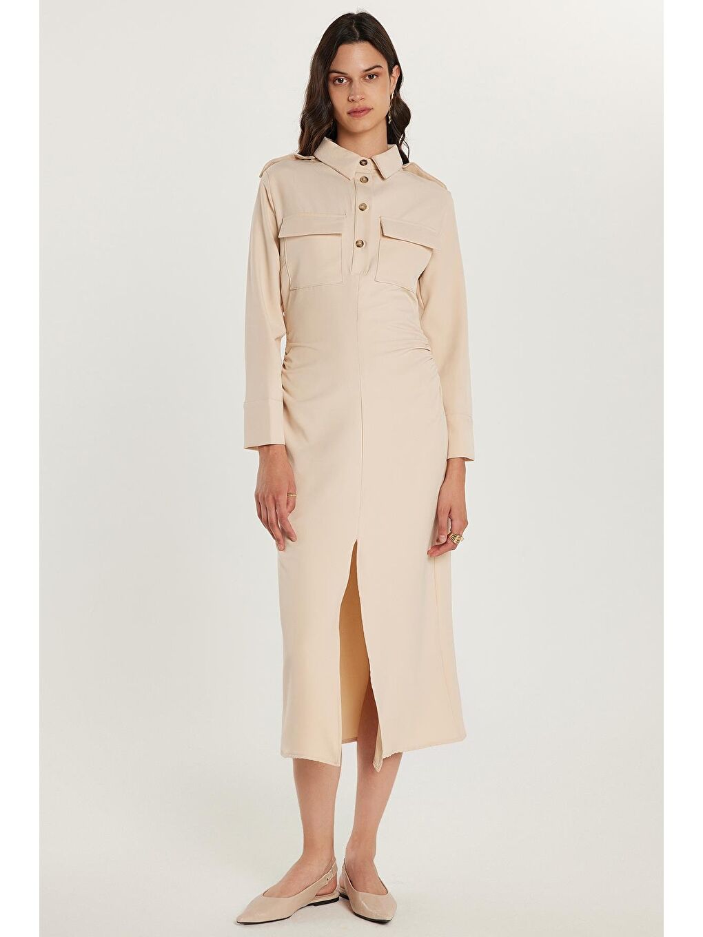 Kadın Standart Fit Düğmeli Polo Yaka Uzun Kollu Çift Çepli Önden Yırtmaçlı Midi Boy Bej Elbise