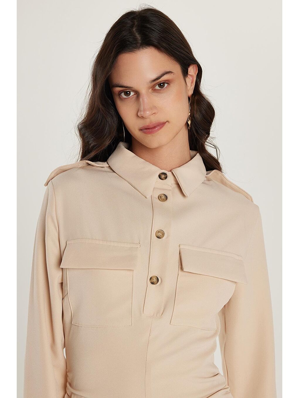 Kadın Standart Fit Düğmeli Polo Yaka Uzun Kollu Çift Çepli Önden Yırtmaçlı Midi Boy Bej Elbise-1