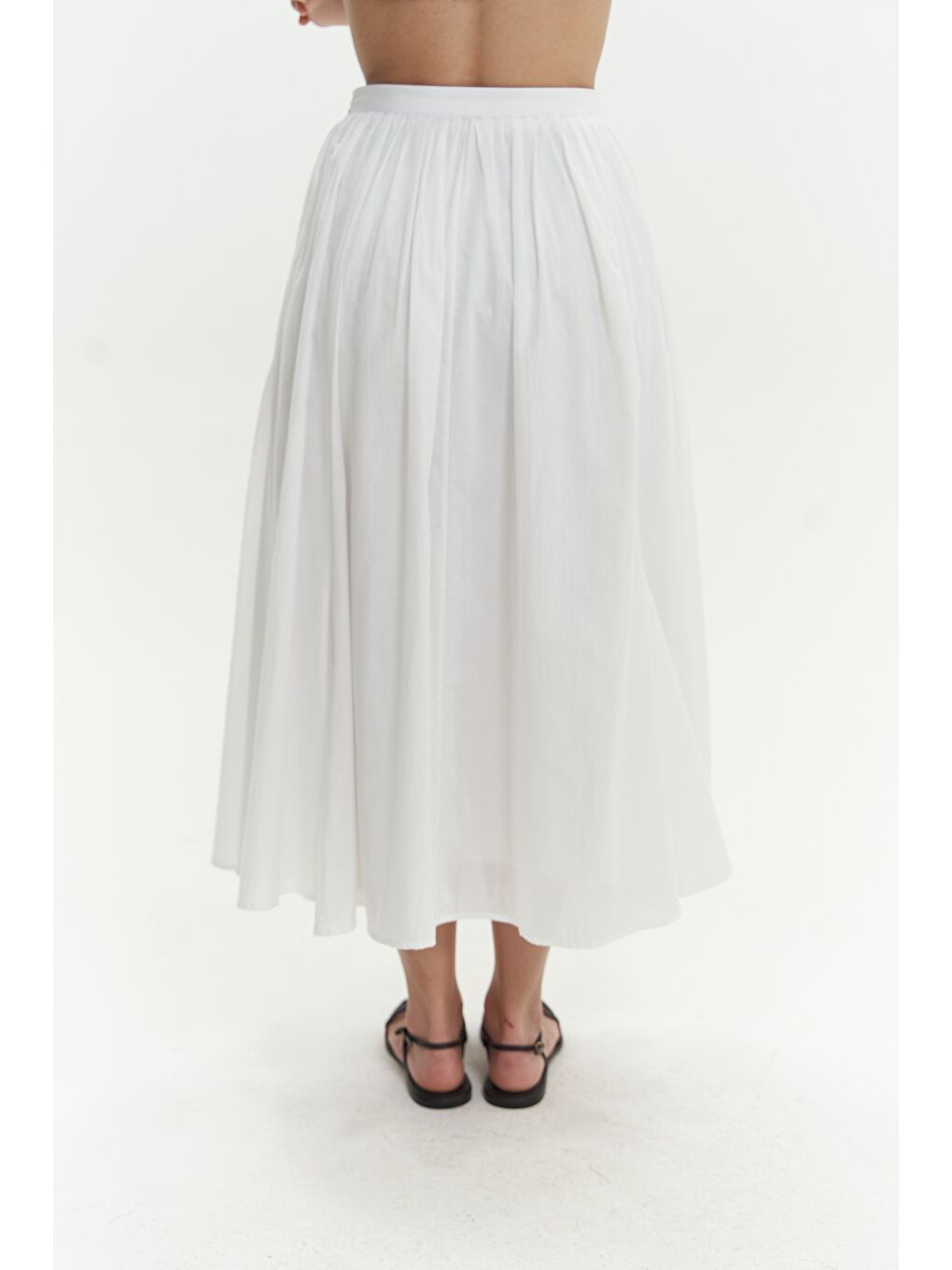 Amaya Bilek Hizasında Pileli Beyaz Etek-6