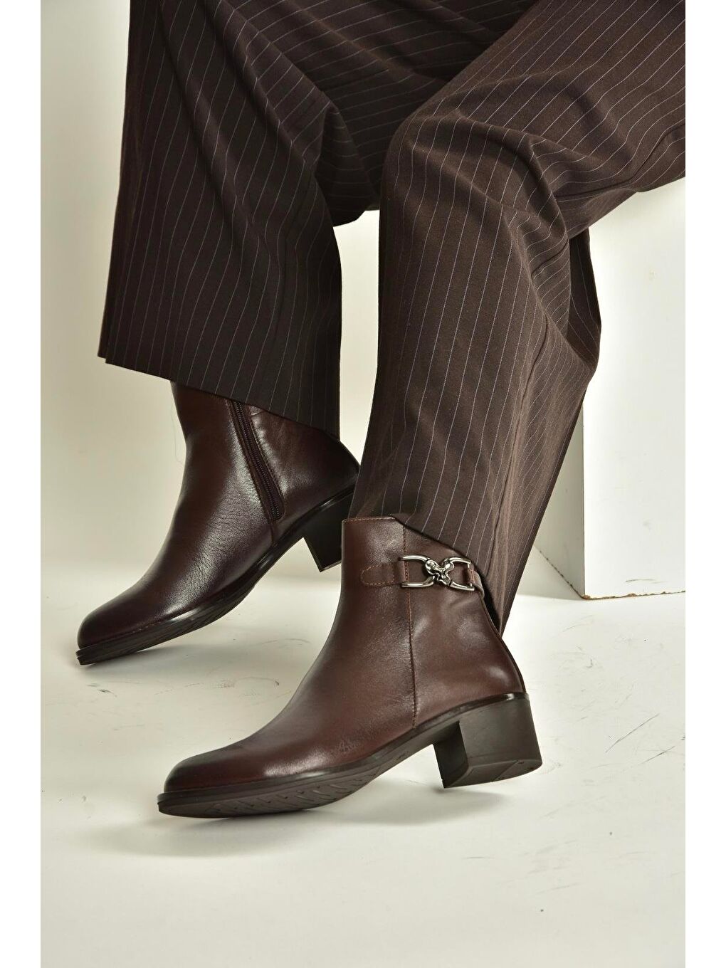 Kahverengi Kadın Bot V555311503-1