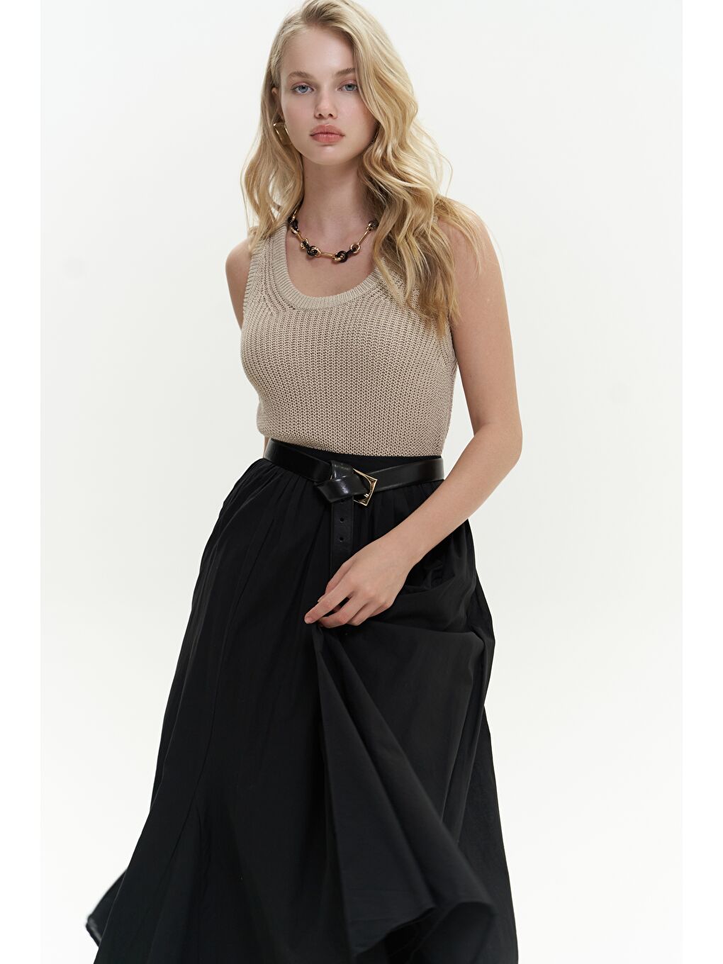 Amaya Bilek Hizasında Pileli Siyah Etek-2
