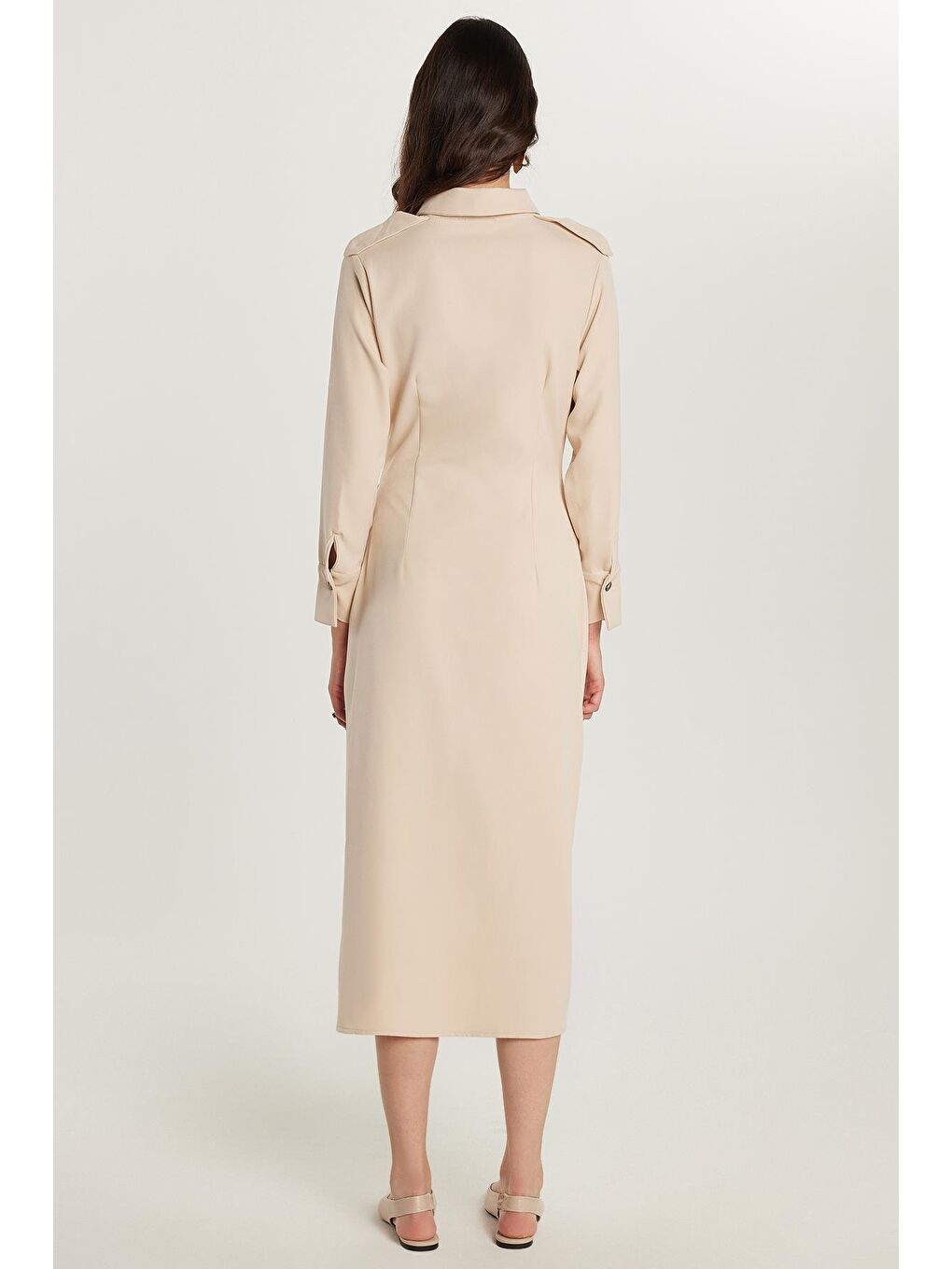 Kadın Standart Fit Düğmeli Polo Yaka Uzun Kollu Çift Çepli Önden Yırtmaçlı Midi Boy Bej Elbise-4