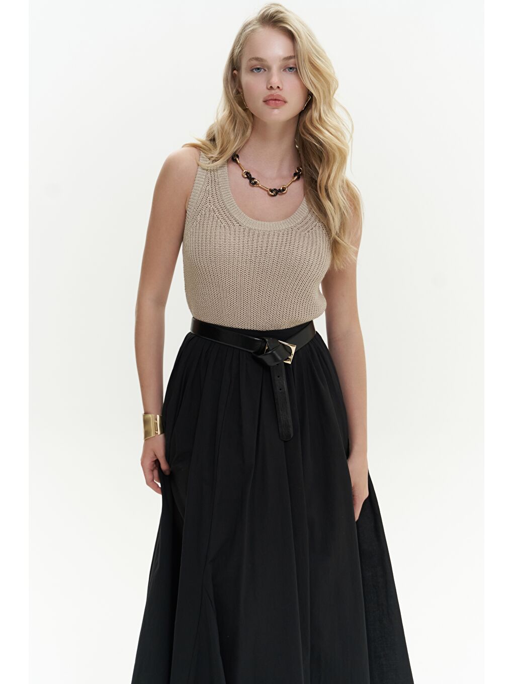 Amaya Bilek Hizasında Pileli Siyah Etek-3