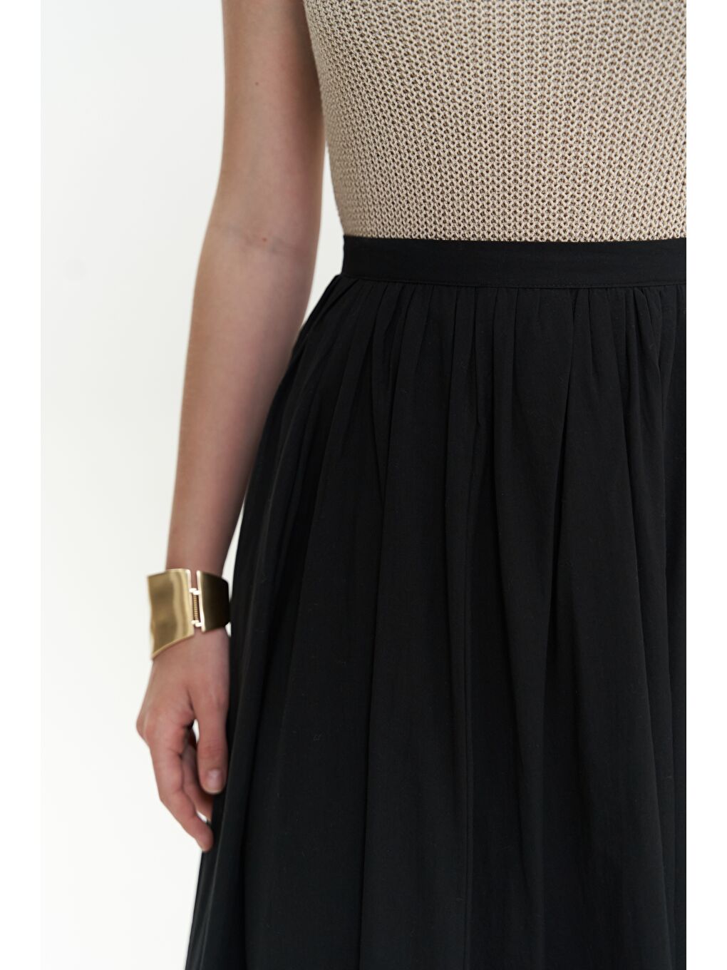 Amaya Bilek Hizasında Pileli Siyah Etek-4