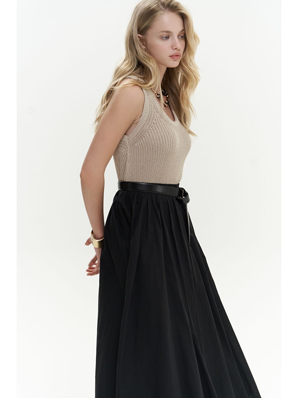 Amaya Bilek Hizasında Pileli Siyah Etek-5