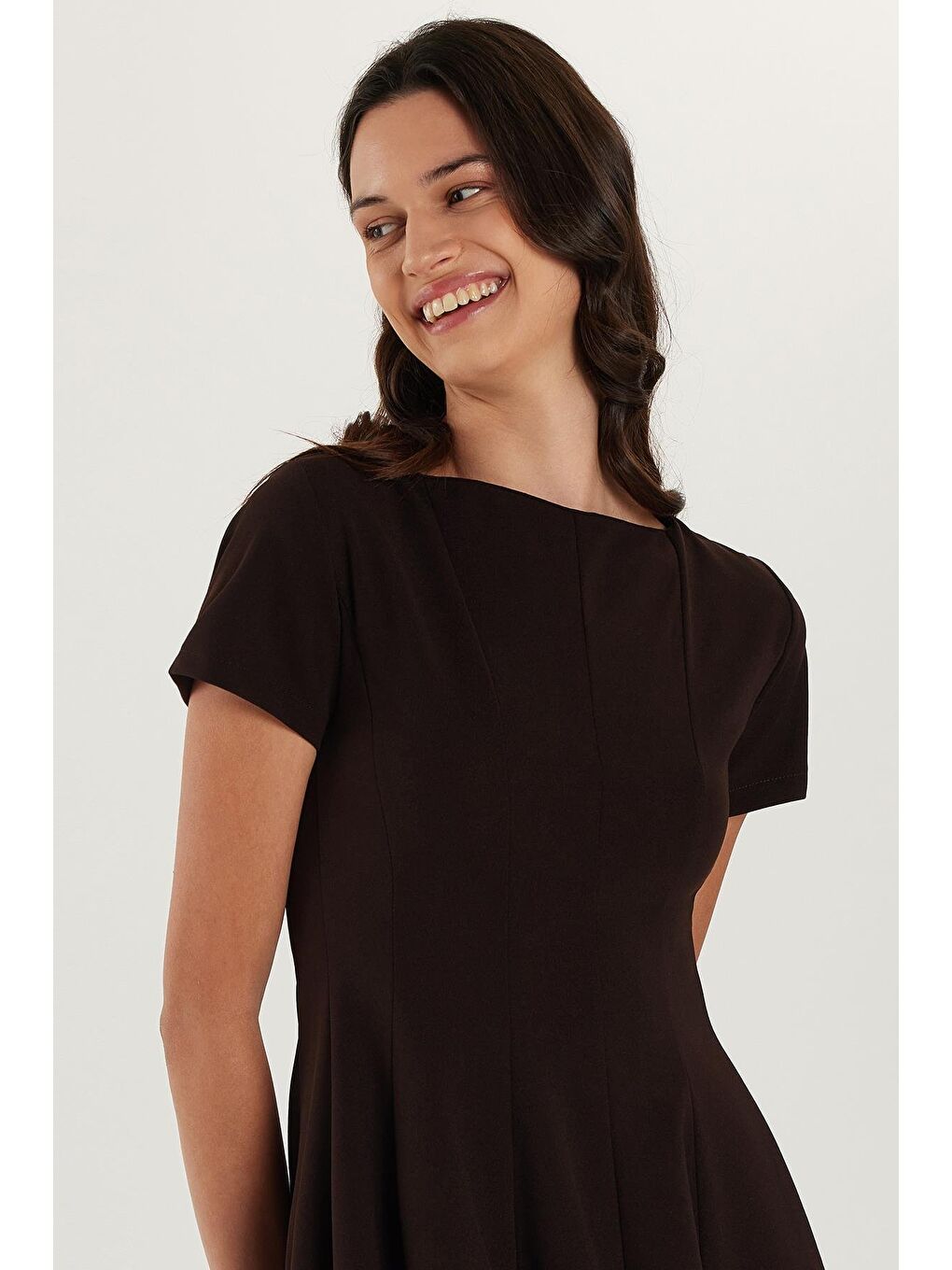 Kadın Regular Fit Klasik Kesim Bisiklet Yaka Pileli Mini Kahverengi Elbise-1