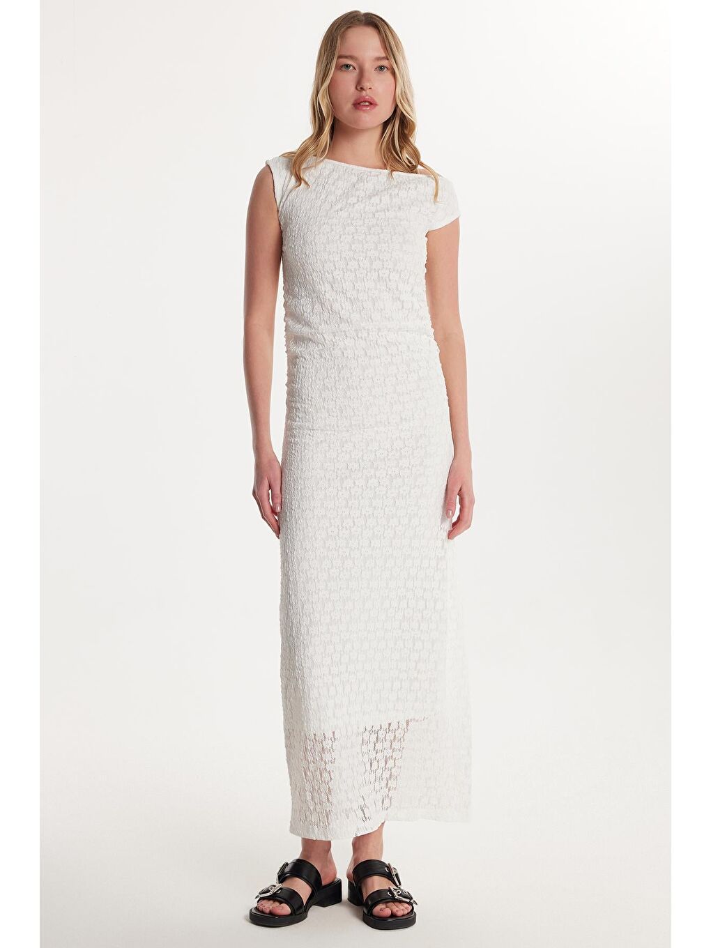 Kadın Standart Fit Omzu Açık Kayık Yaka Dantel Desenli Ekru Elbise