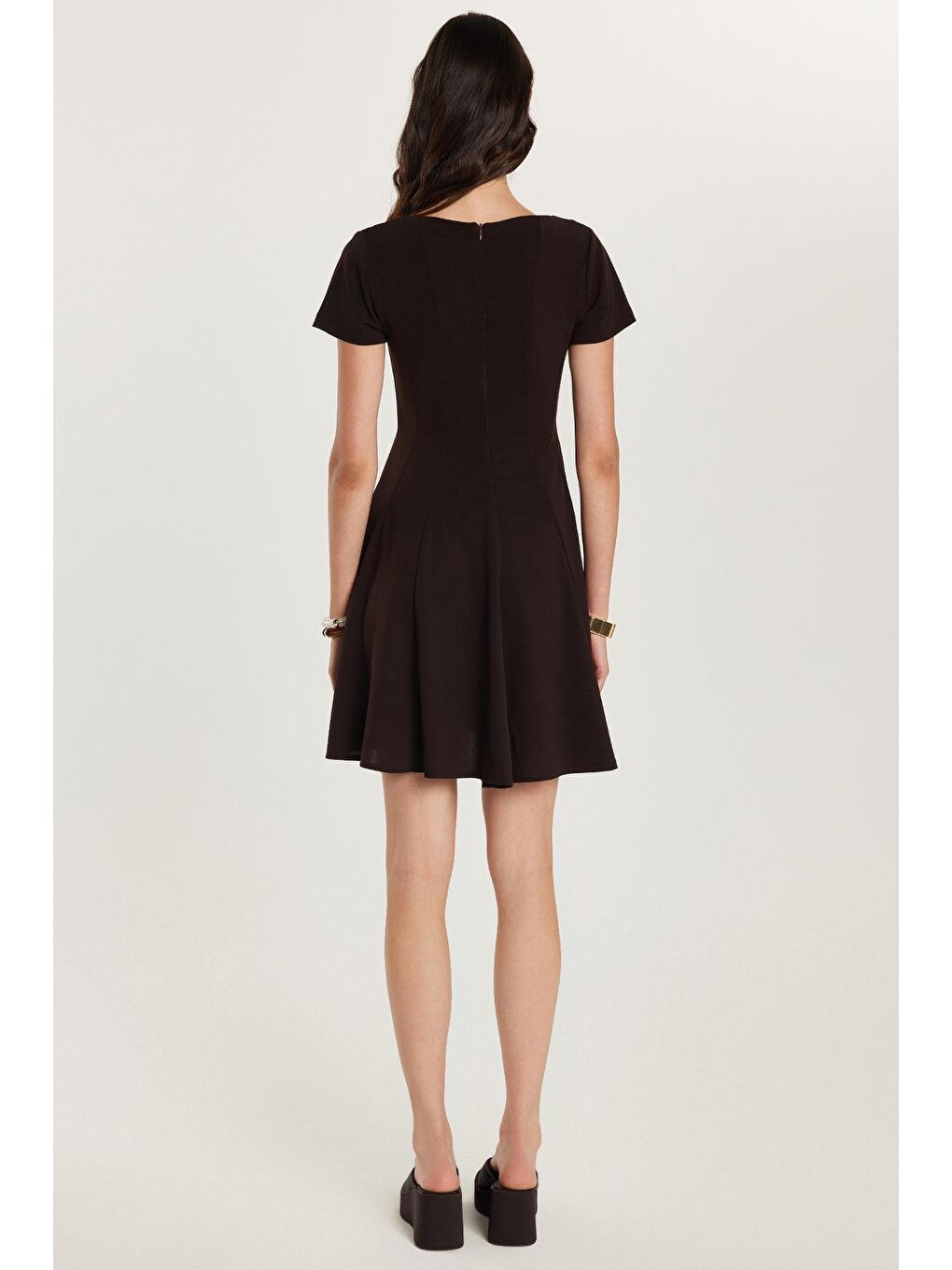 Kadın Regular Fit Klasik Kesim Bisiklet Yaka Pileli Mini Kahverengi Elbise-4