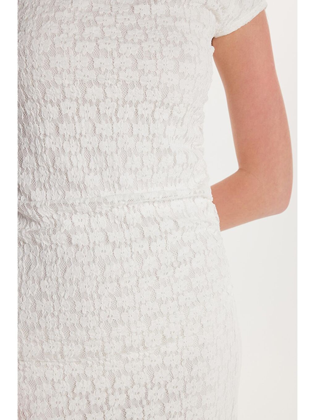 Kadın Standart Fit Omzu Açık Kayık Yaka Dantel Desenli Ekru Elbise-2