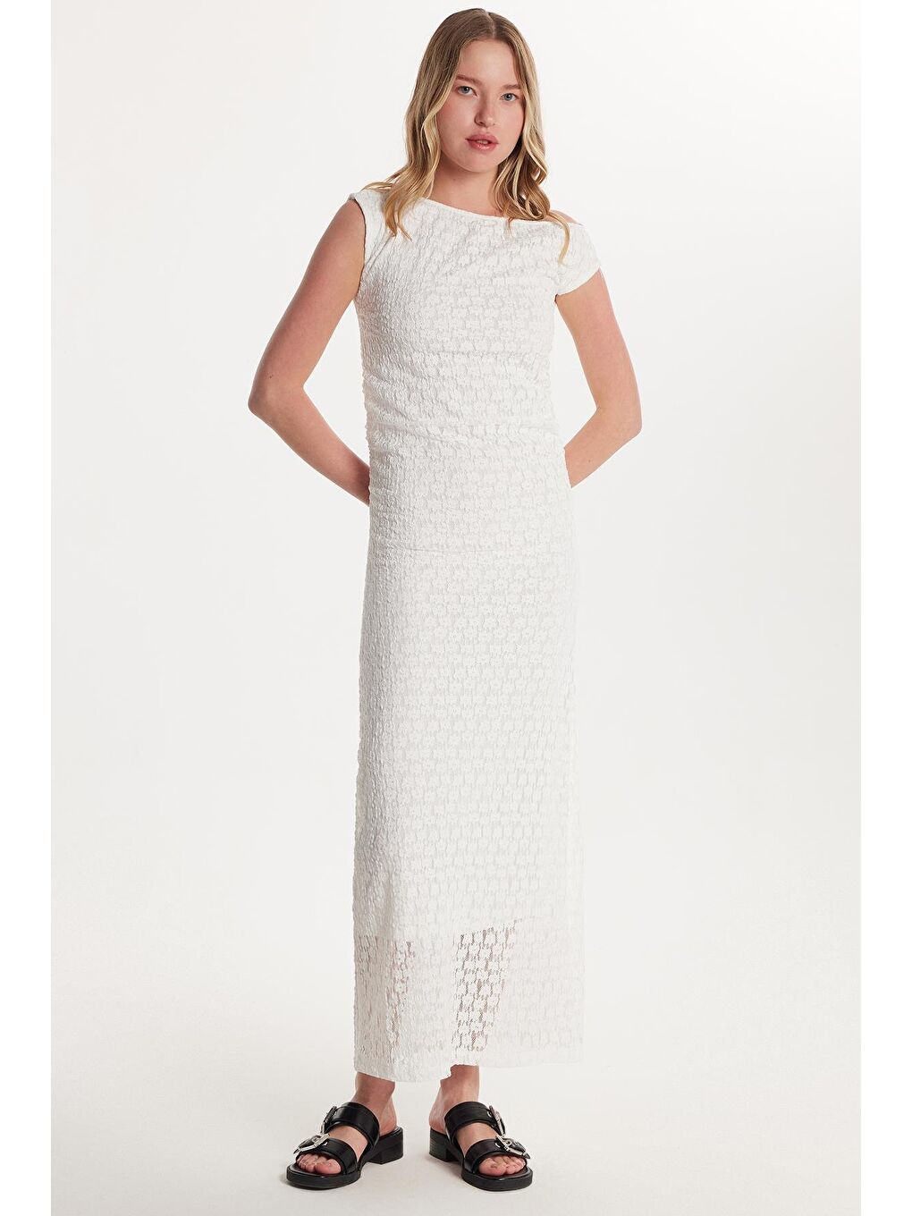 Kadın Standart Fit Omzu Açık Kayık Yaka Dantel Desenli Ekru Elbise-3