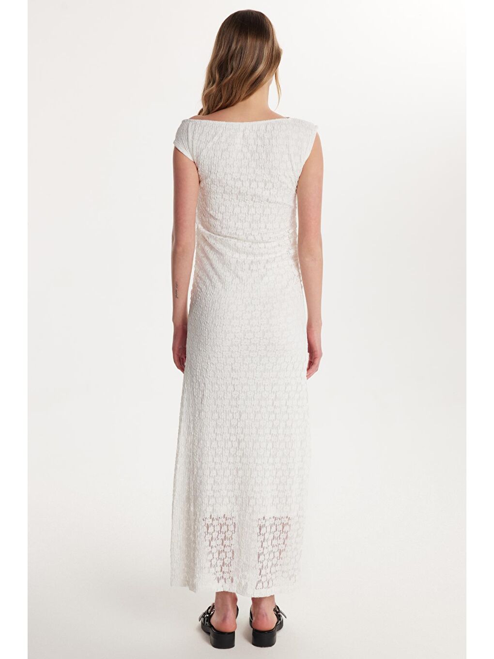 Kadın Standart Fit Omzu Açık Kayık Yaka Dantel Desenli Ekru Elbise-4