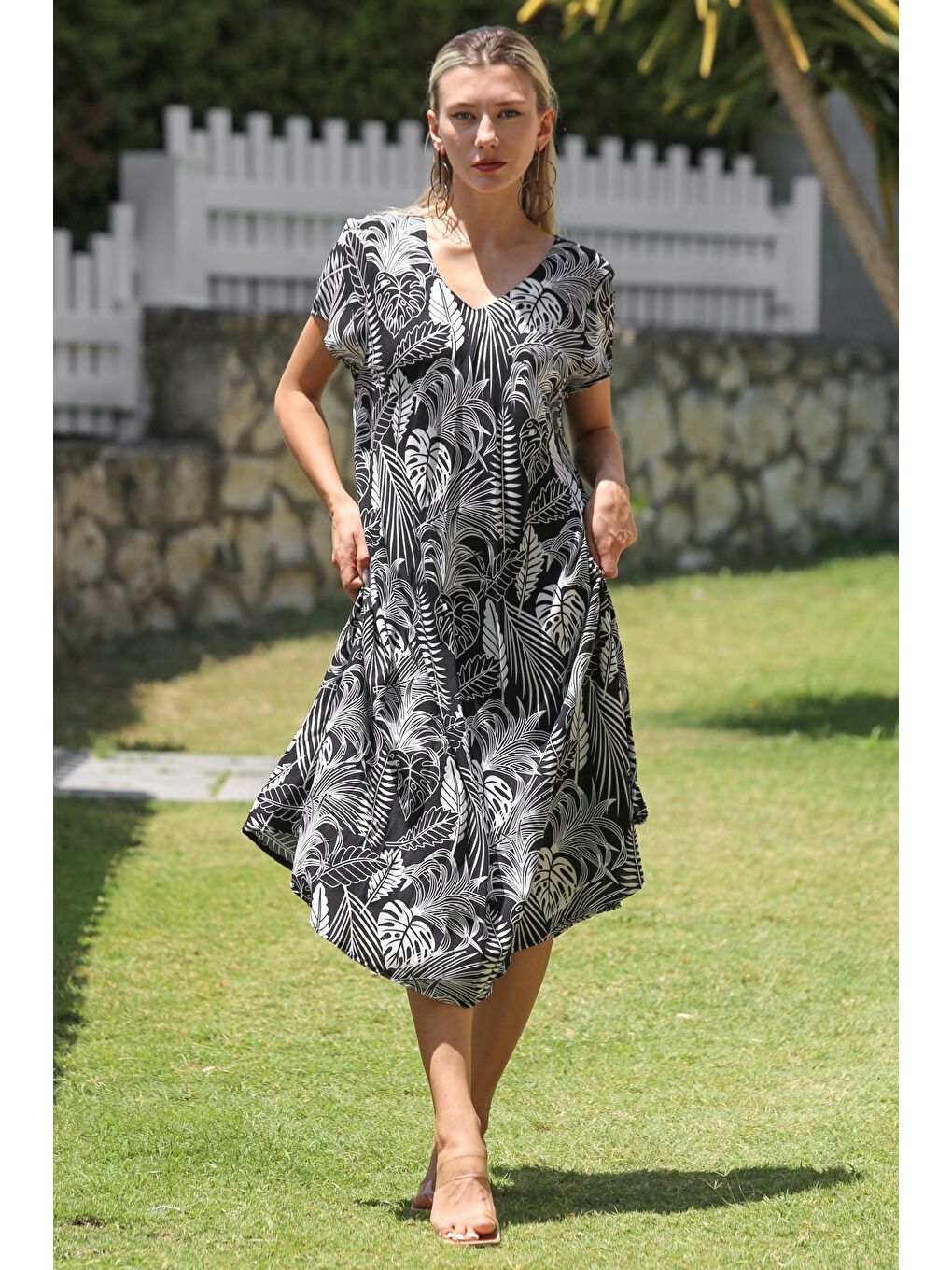 Siyah-Beyaz V Yaka Düşük Kol Allover Baskılı Dokuma Casual Elbise