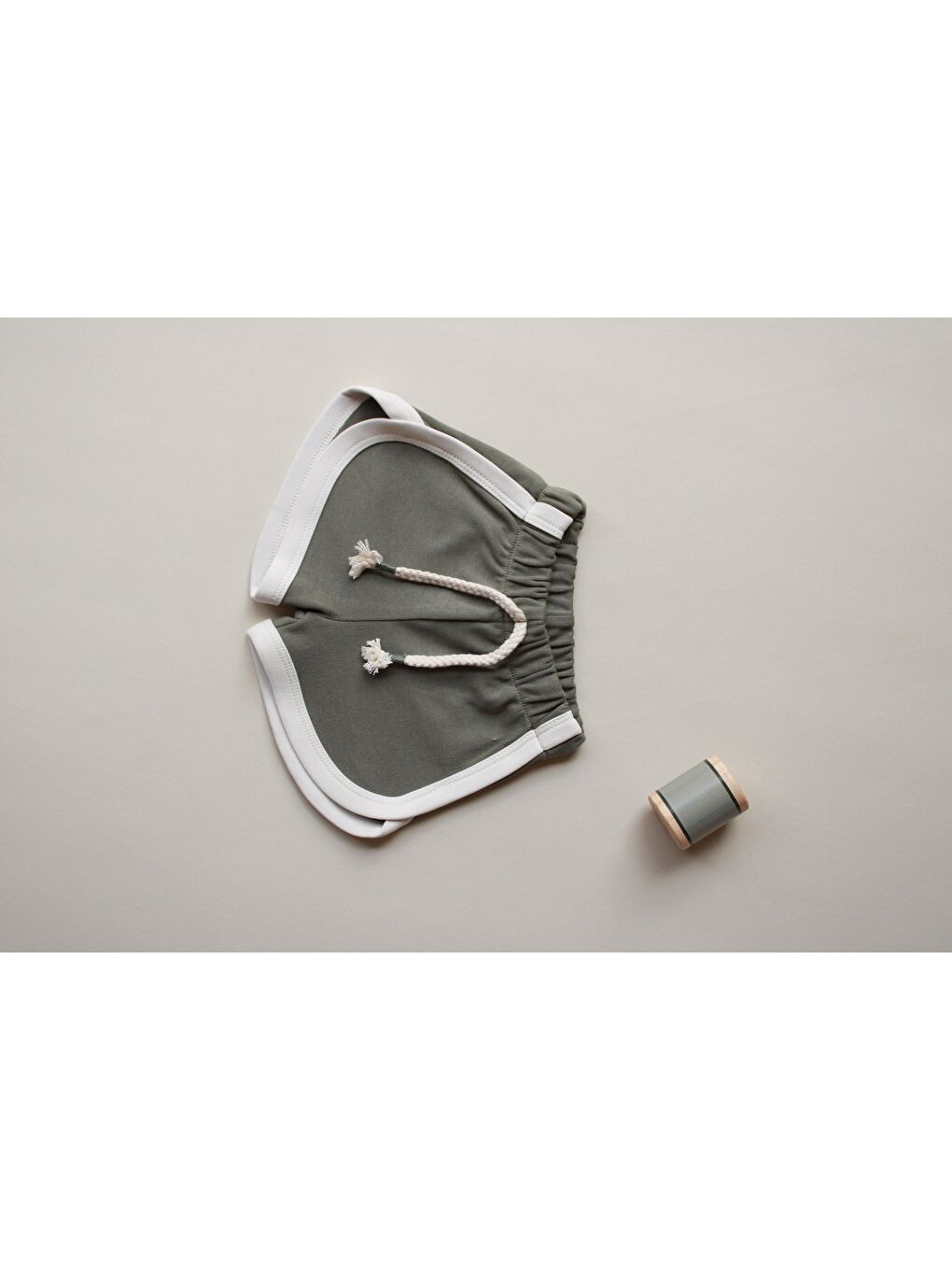 Haki Biyeli Bağcıklı Şort