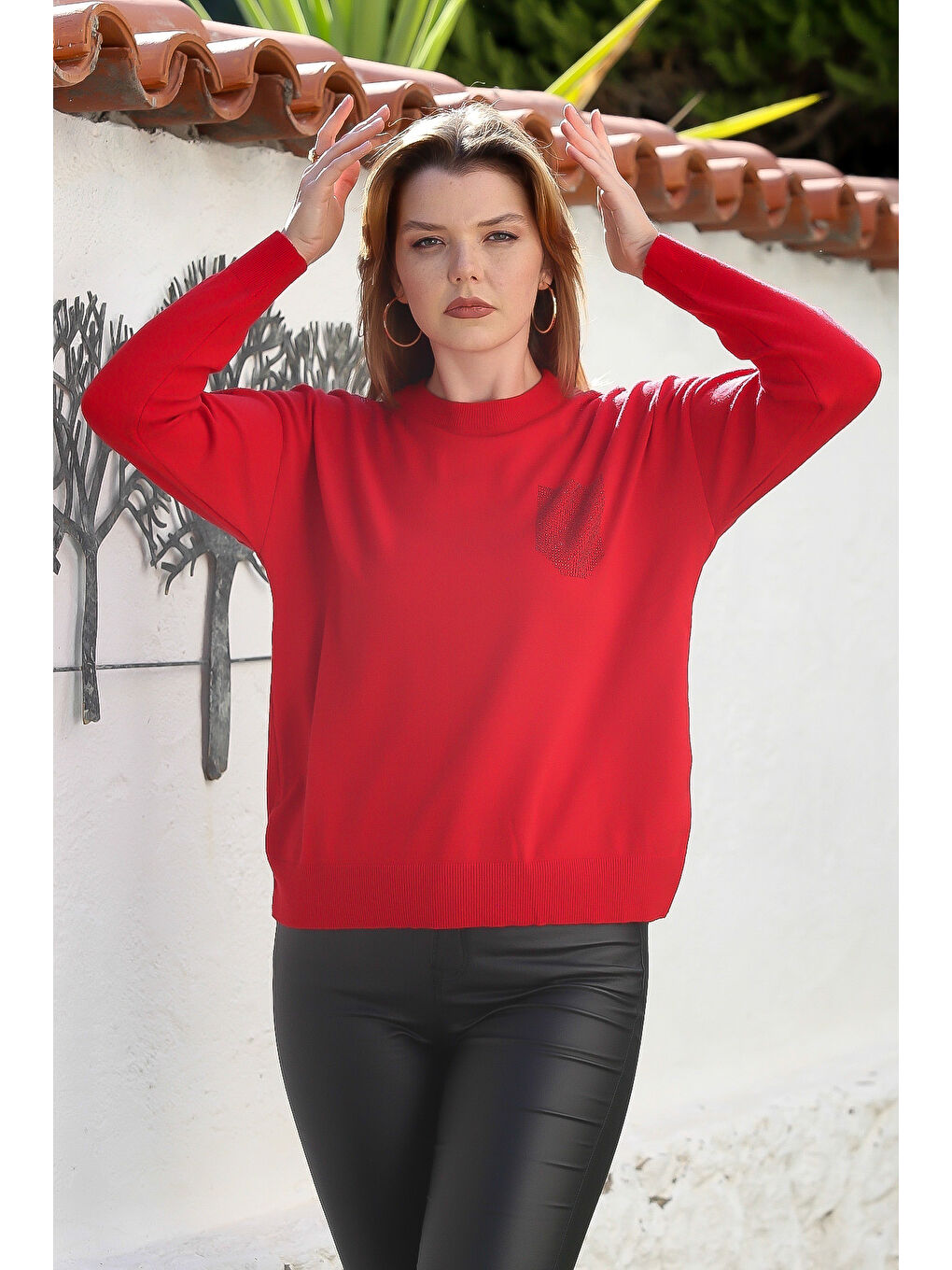 Kırmızı Yuvarlak Yaka Uzun Kol Arkası Düğmeli Taşlı Casual Triko Kazak 65 60