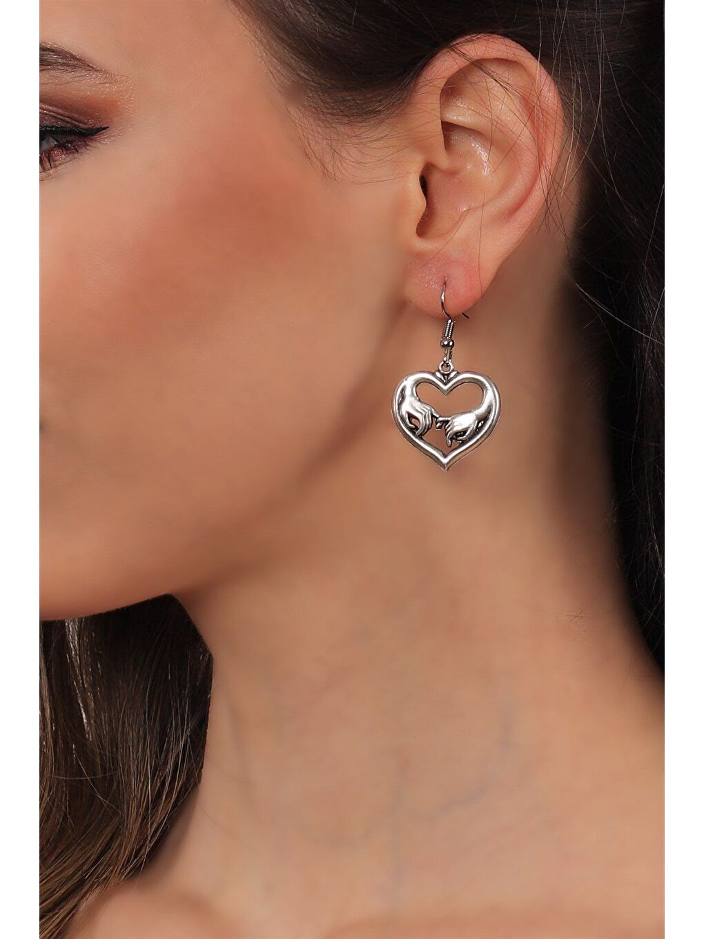 Gri Kadın Antik Gümüş Kaplama Sallantılı Model Sarılan El- Sevgi Küpe-1