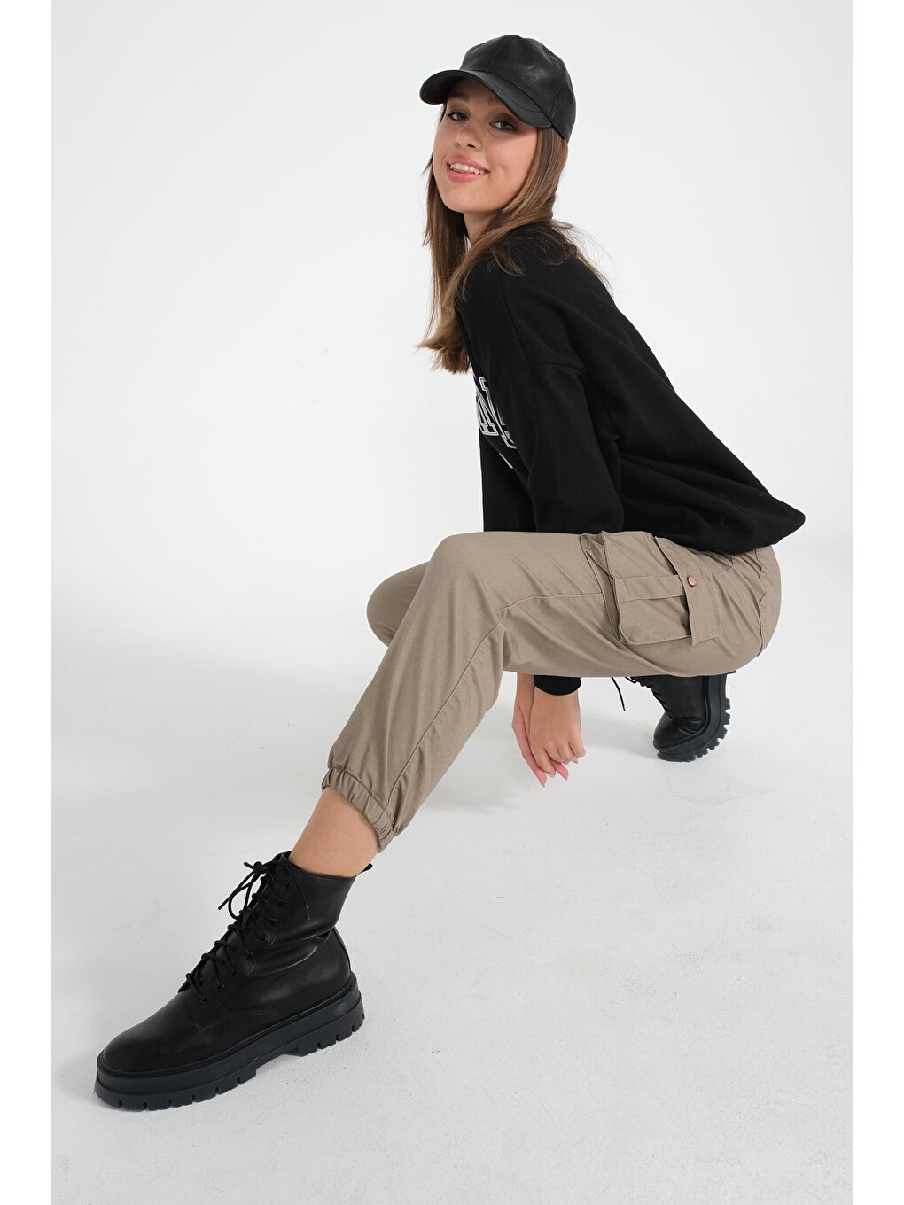 Bej Jogger Rahat Kalıp Paça Lastikli Kargo Cepli Gabardin Kadın Pantolon-3