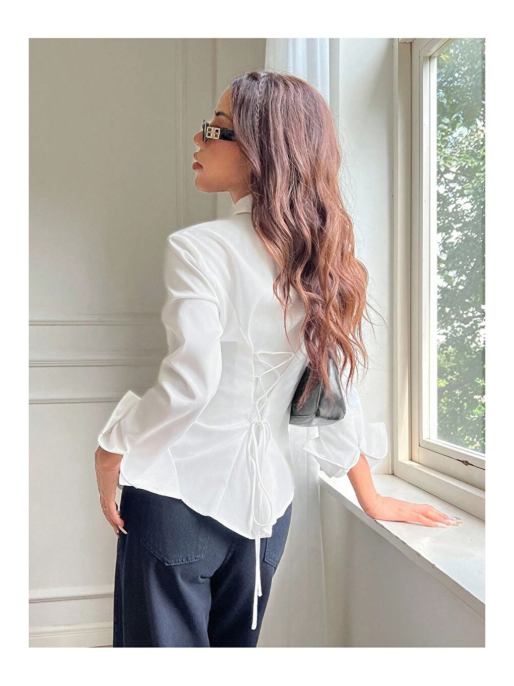 Beyaz Kadın Arkası Bağcıklı Gömlek Slim Fit Günlük ve Ofis Kombin Modern Tasarım-2