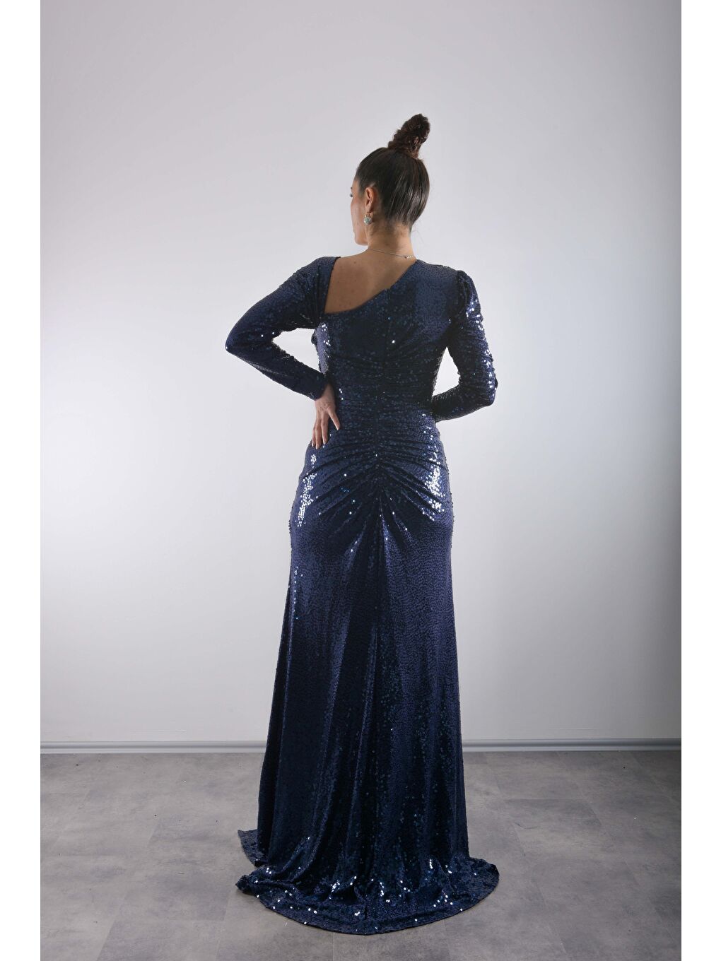 Lacivert Tek Omuz Düşük Askılı Drape Detaylı Taş İşlemeli Yırtmaçlı Pul Payet Abiye Elbise-2
