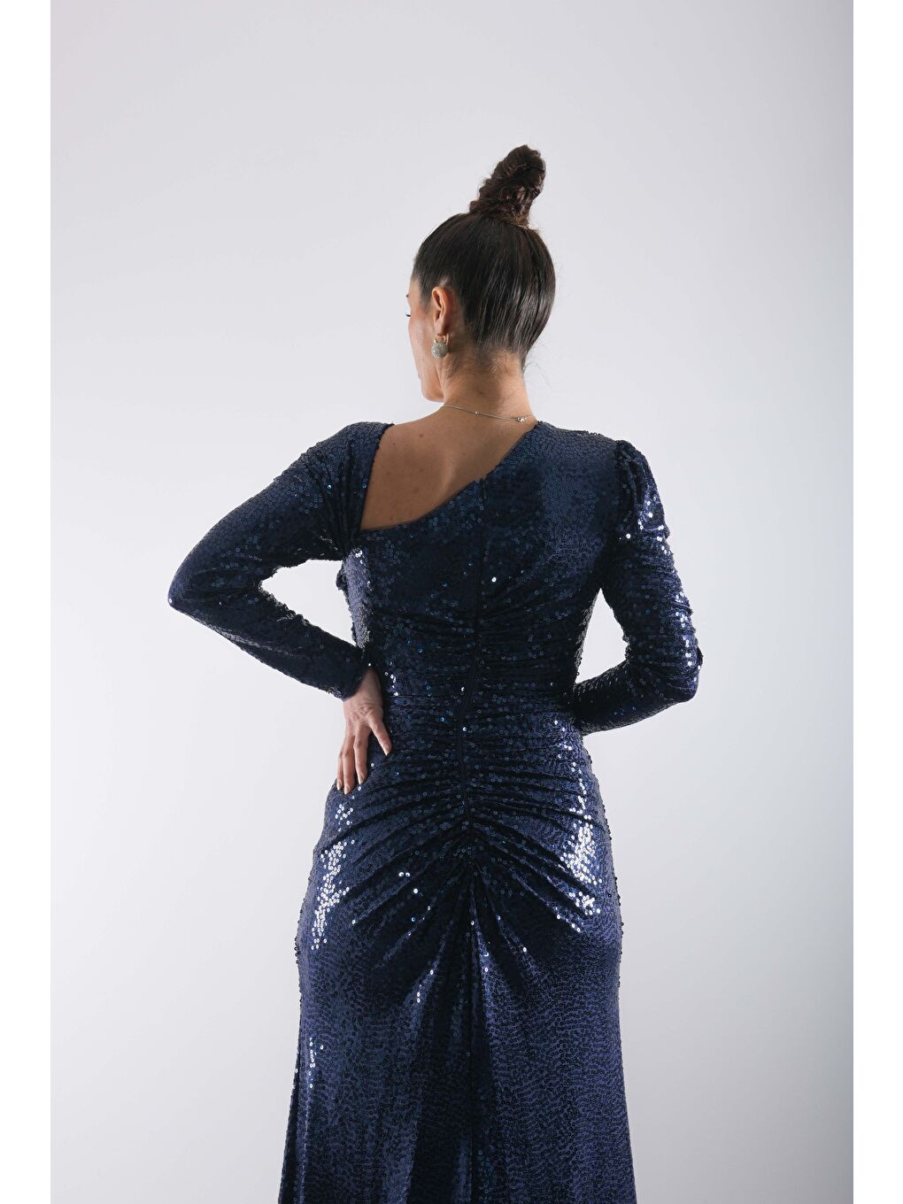 Lacivert Tek Omuz Düşük Askılı Drape Detaylı Taş İşlemeli Yırtmaçlı Pul Payet Abiye Elbise-3
