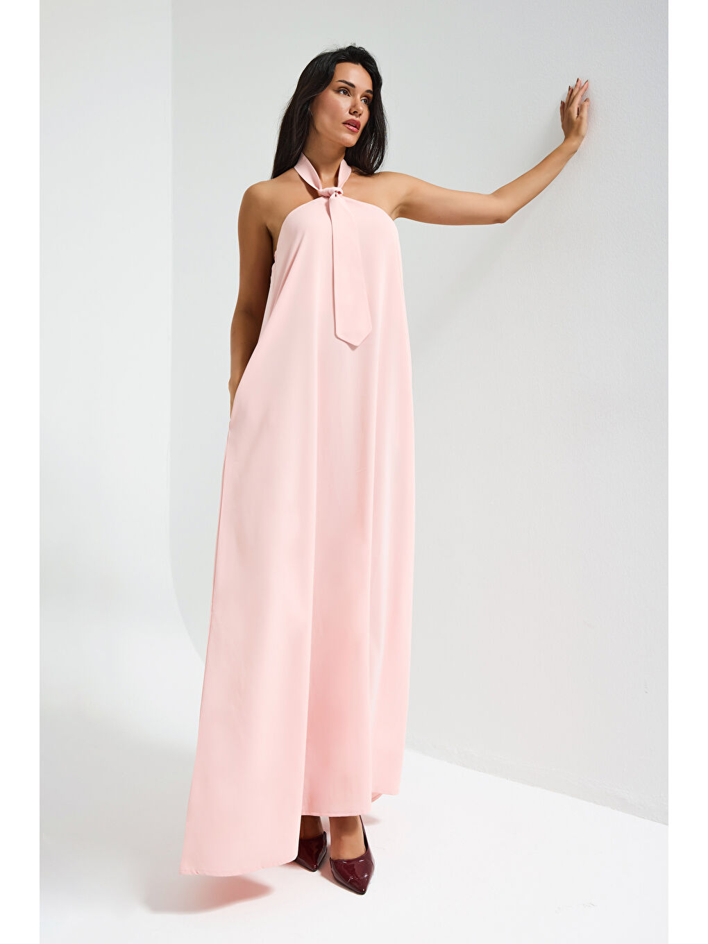 Kadın Pembe Renk Bol Kesim Kravat Detaylı Boyundan Bağlamalı Tasarım Elbise-1