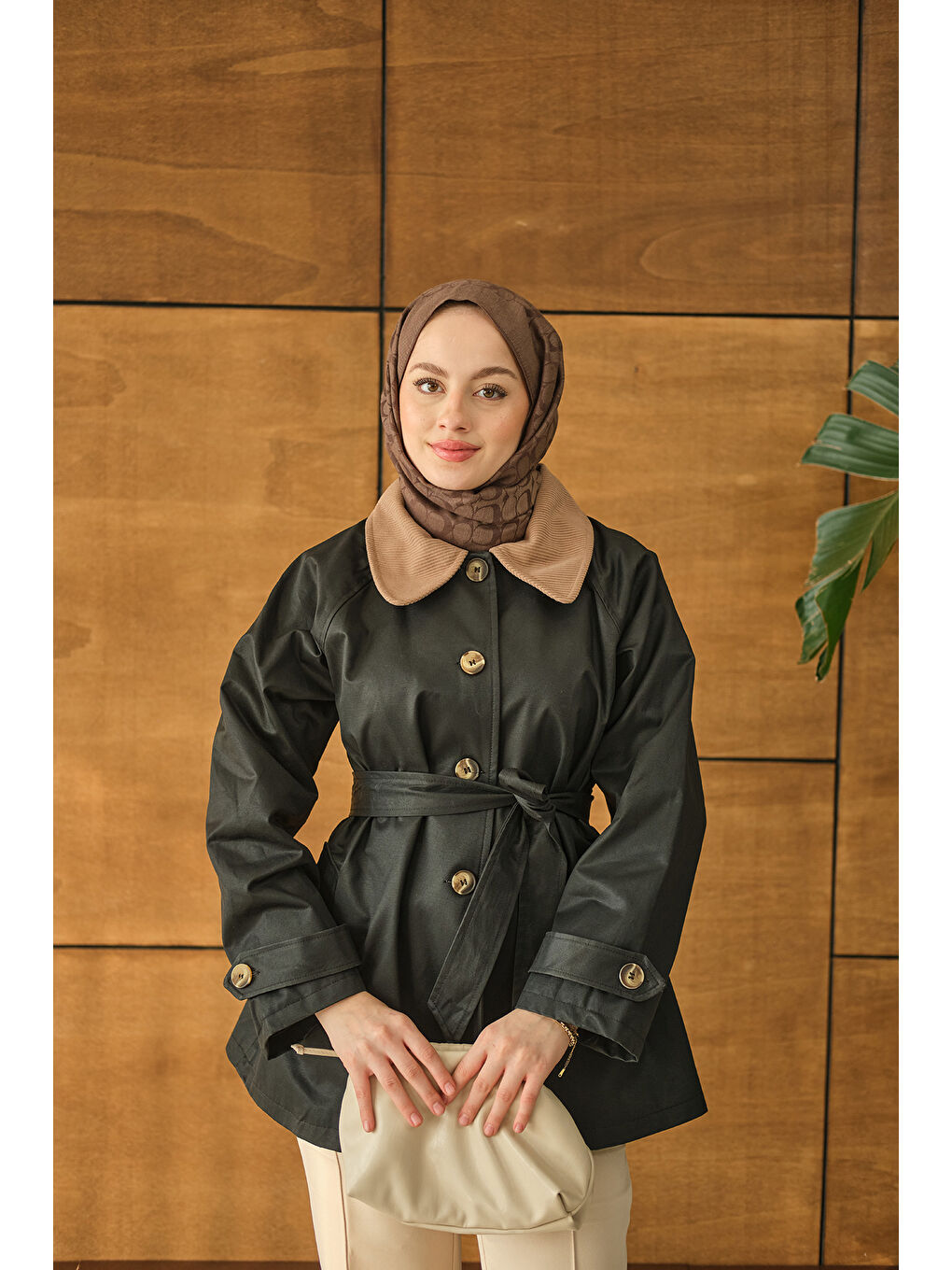 Kadın Yakası Kadife Trenç Siyah-4