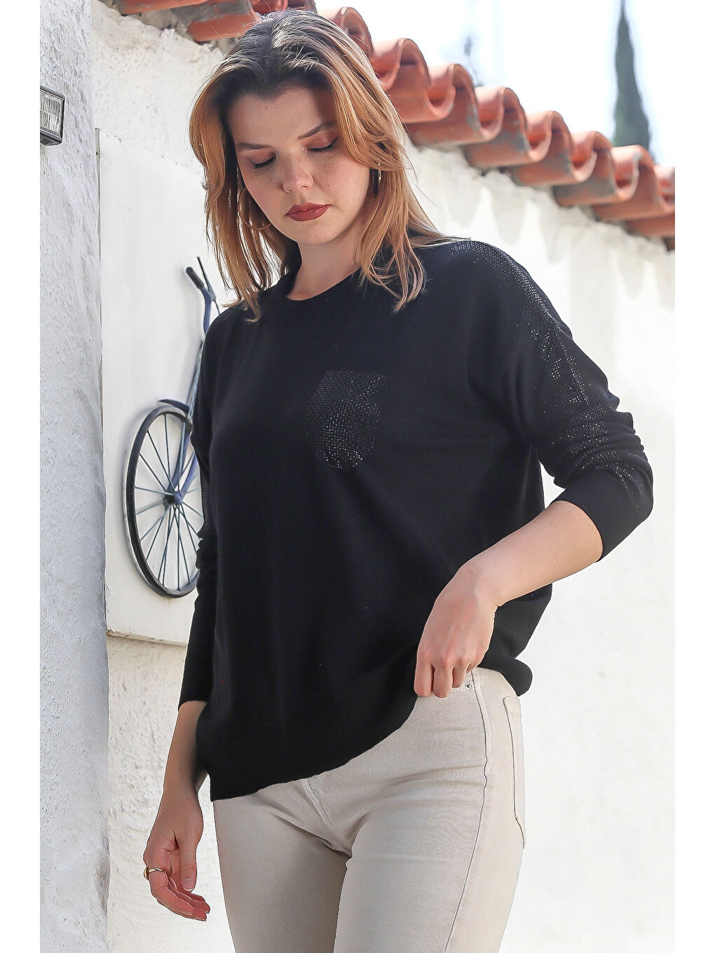 Siyah Yuvarlak Yaka Uzun Kol Arkası Düğmeli Taşlı Casual Triko Kazak 65 60