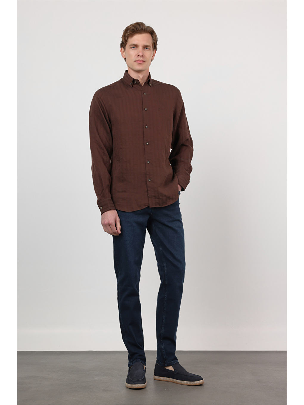 Kahverengi Düğmeli Yaka Uzun Kol Cepsiz Slim Fit Gömlek 1004260165-1
