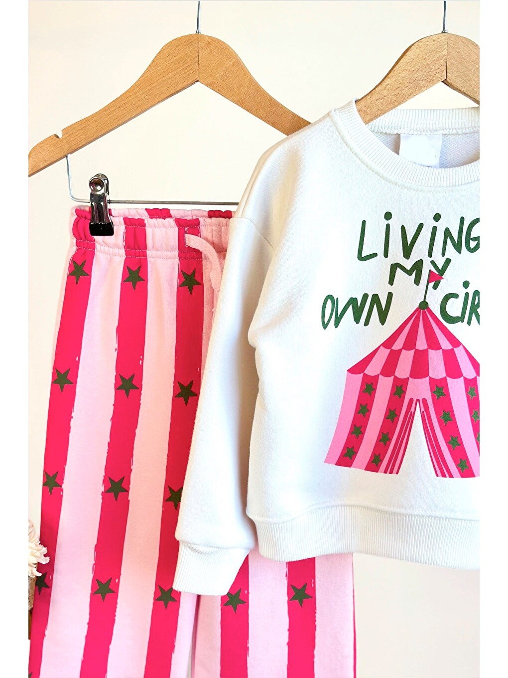 Kız Çocuk Sirk Baskılı Ekru Sweatshirt Ve Pembe Çizgili Yıldız Baskılı Eşofman Alt Üst Takım-2
