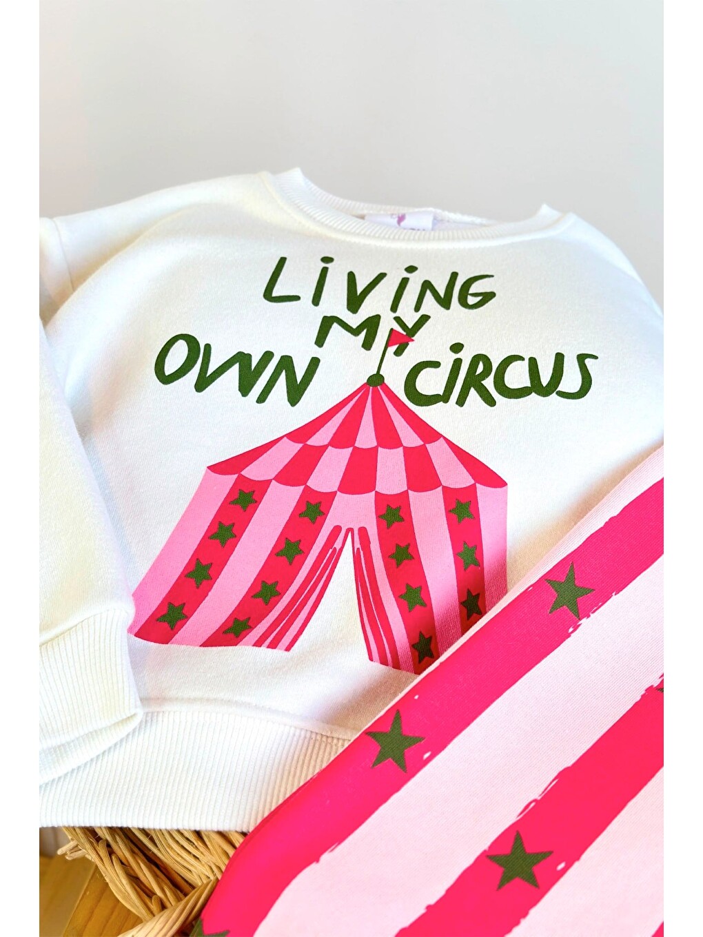 Kız Çocuk Sirk Baskılı Ekru Sweatshirt Ve Pembe Çizgili Yıldız Baskılı Eşofman Alt Üst Takım-3