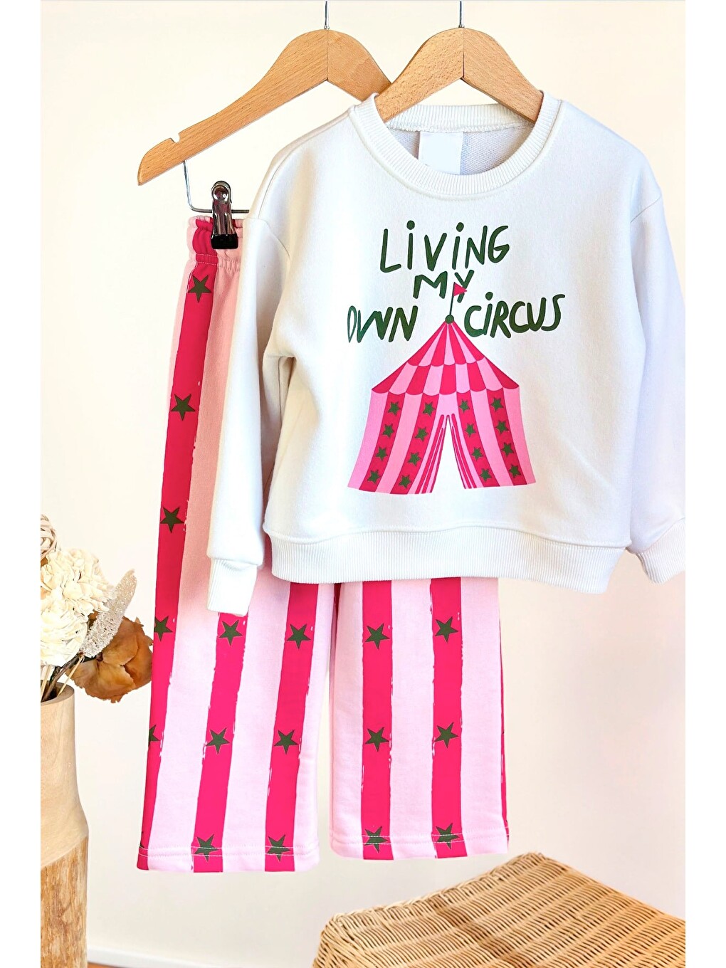 Kız Çocuk Sirk Baskılı Ekru Sweatshirt Ve Pembe Çizgili Yıldız Baskılı Eşofman Alt Üst Takım-5