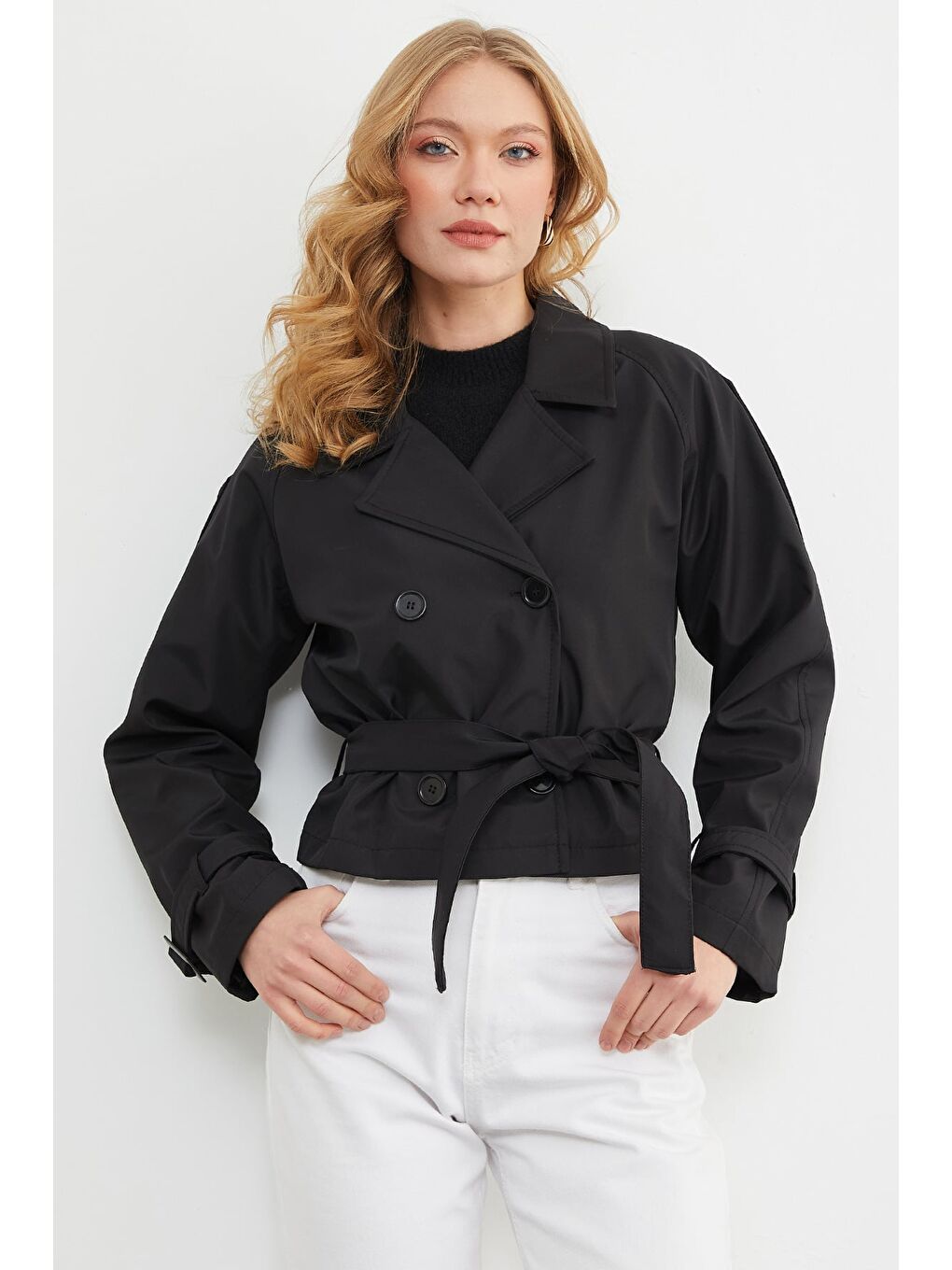 Siyah Omuz Detaylı Kuşaklı Kruvaze Yaka Trençkot