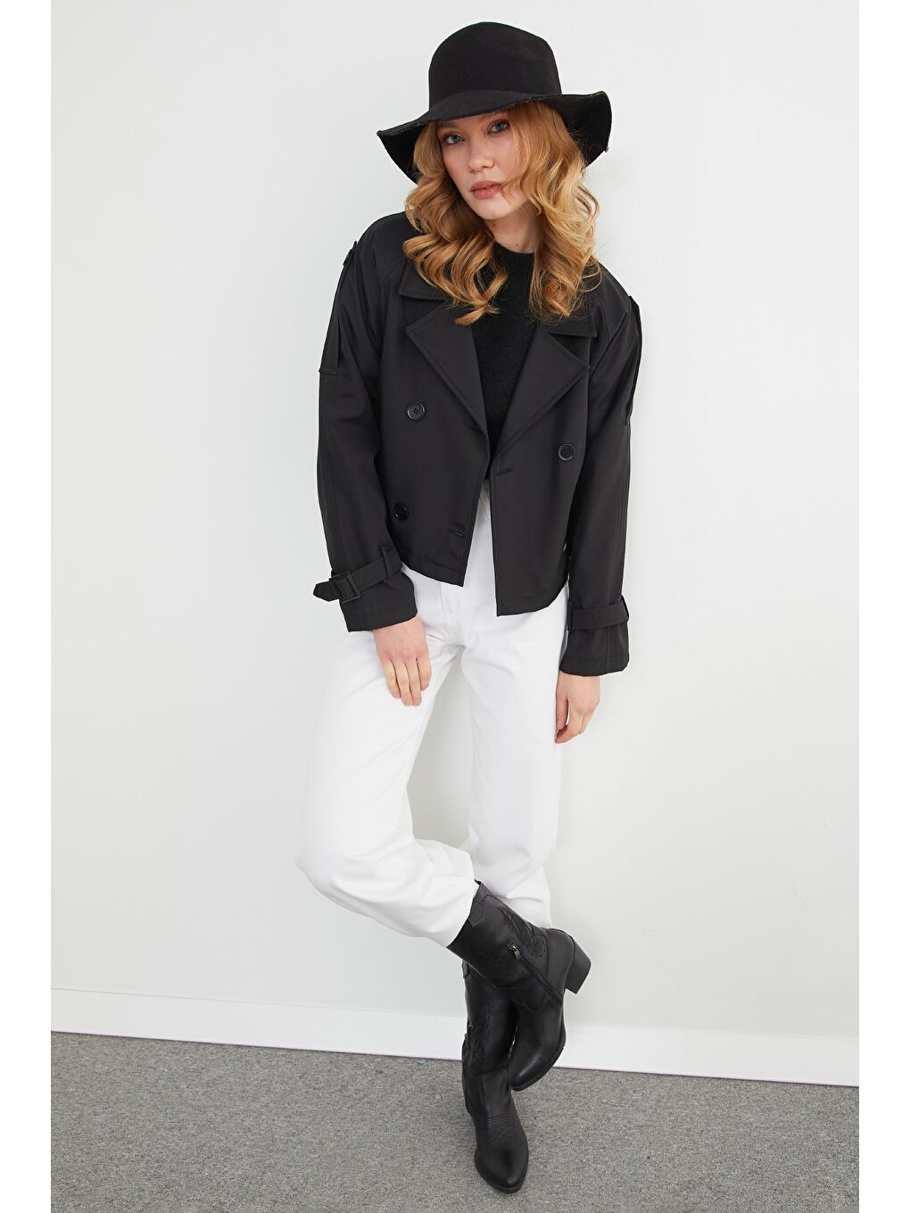 Siyah Omuz Detaylı Kuşaklı Kruvaze Yaka Trençkot-4