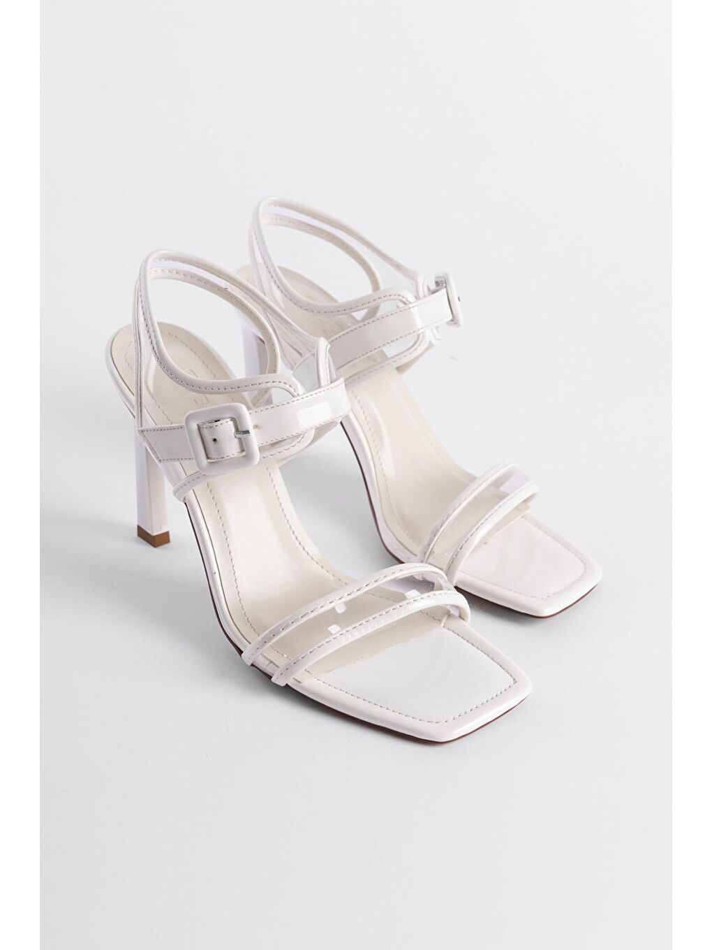 Beyaz Arkası Açık Şeffaf  Bantlı Küt Burunlu  Yüksek Topuklu Rugan Kadın Sandalet-1