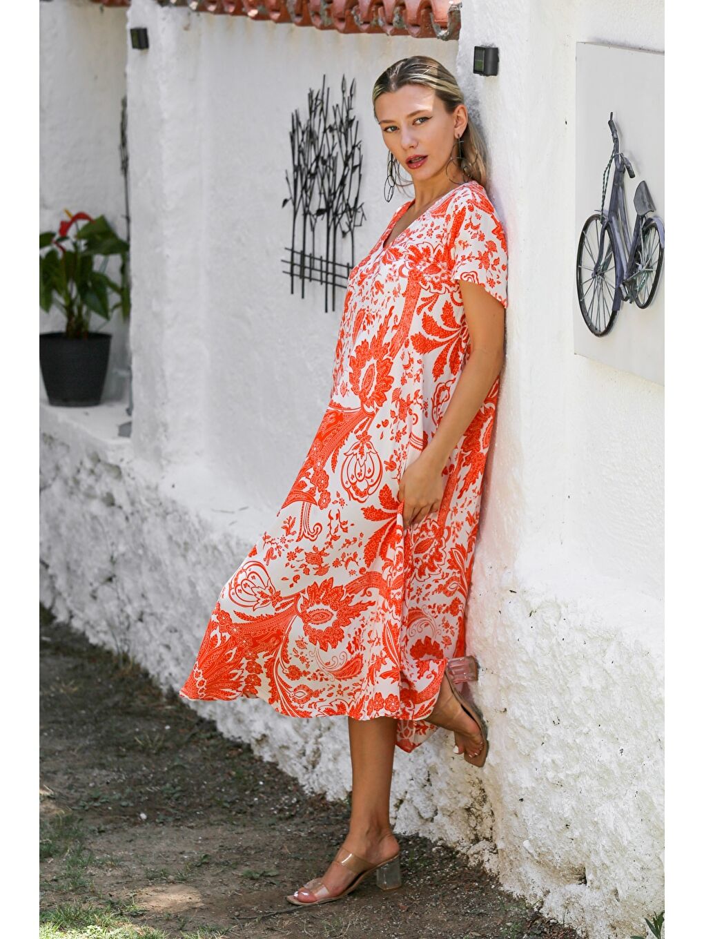 Turuncu-Beyaz V Yaka Düşük Kol Allover Baskılı Dokuma Casual Elbise-2