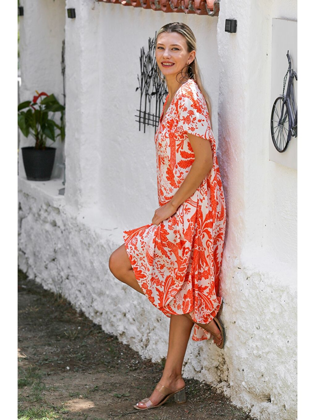 Turuncu-Beyaz V Yaka Düşük Kol Allover Baskılı Dokuma Casual Elbise-3