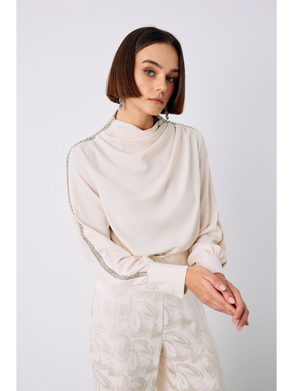 Omuz Aksesuarlı Bluz - Bej-1