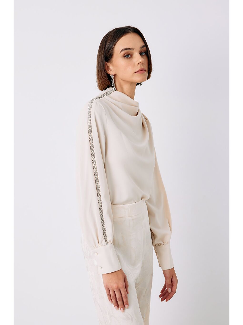 Omuz Aksesuarlı Bluz - Bej-2