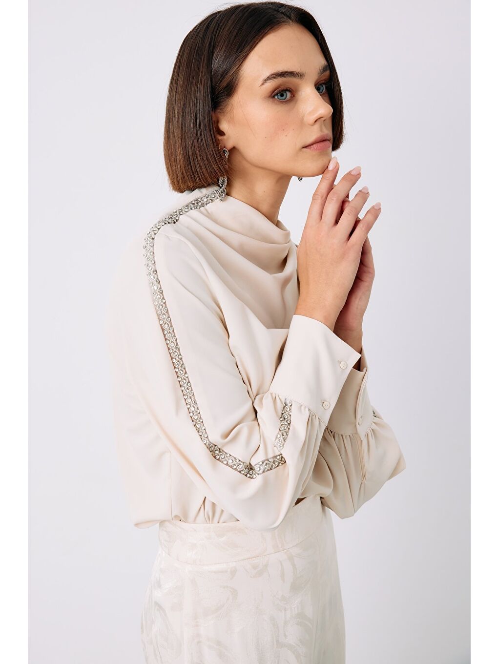 Omuz Aksesuarlı Bluz - Bej-3