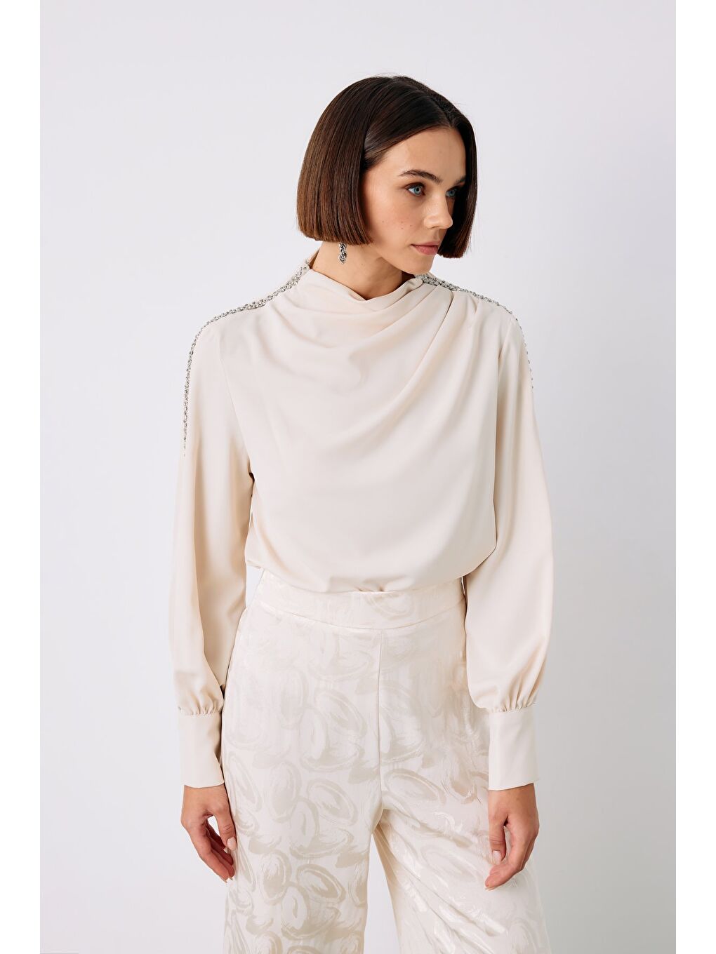 Omuz Aksesuarlı Bluz - Bej-4