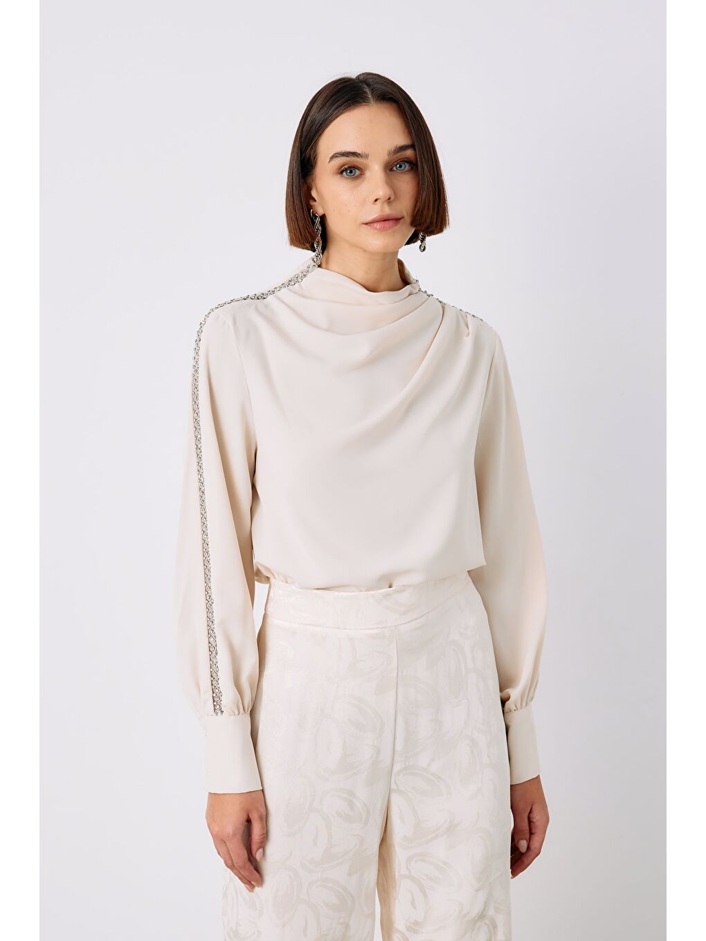 Omuz Aksesuarlı Bluz - Bej-5