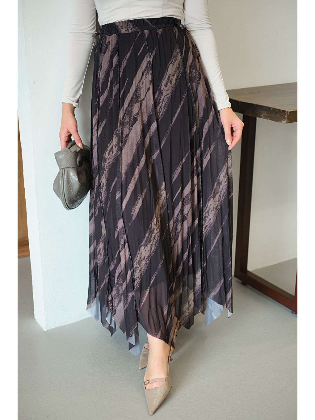 Kadın Kalın Fırça Desen Asimetrik Kesim Şifon Etek Siyah-1