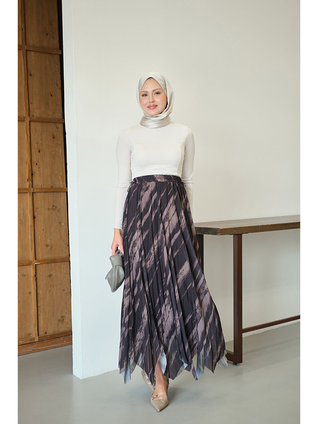 Kadın Kalın Fırça Desen Asimetrik Kesim Şifon Etek Siyah-2