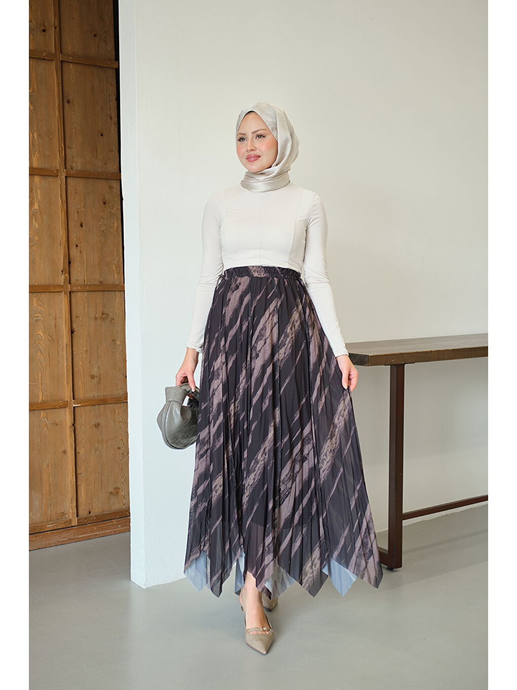 Kadın Kalın Fırça Desen Asimetrik Kesim Şifon Etek Siyah-4