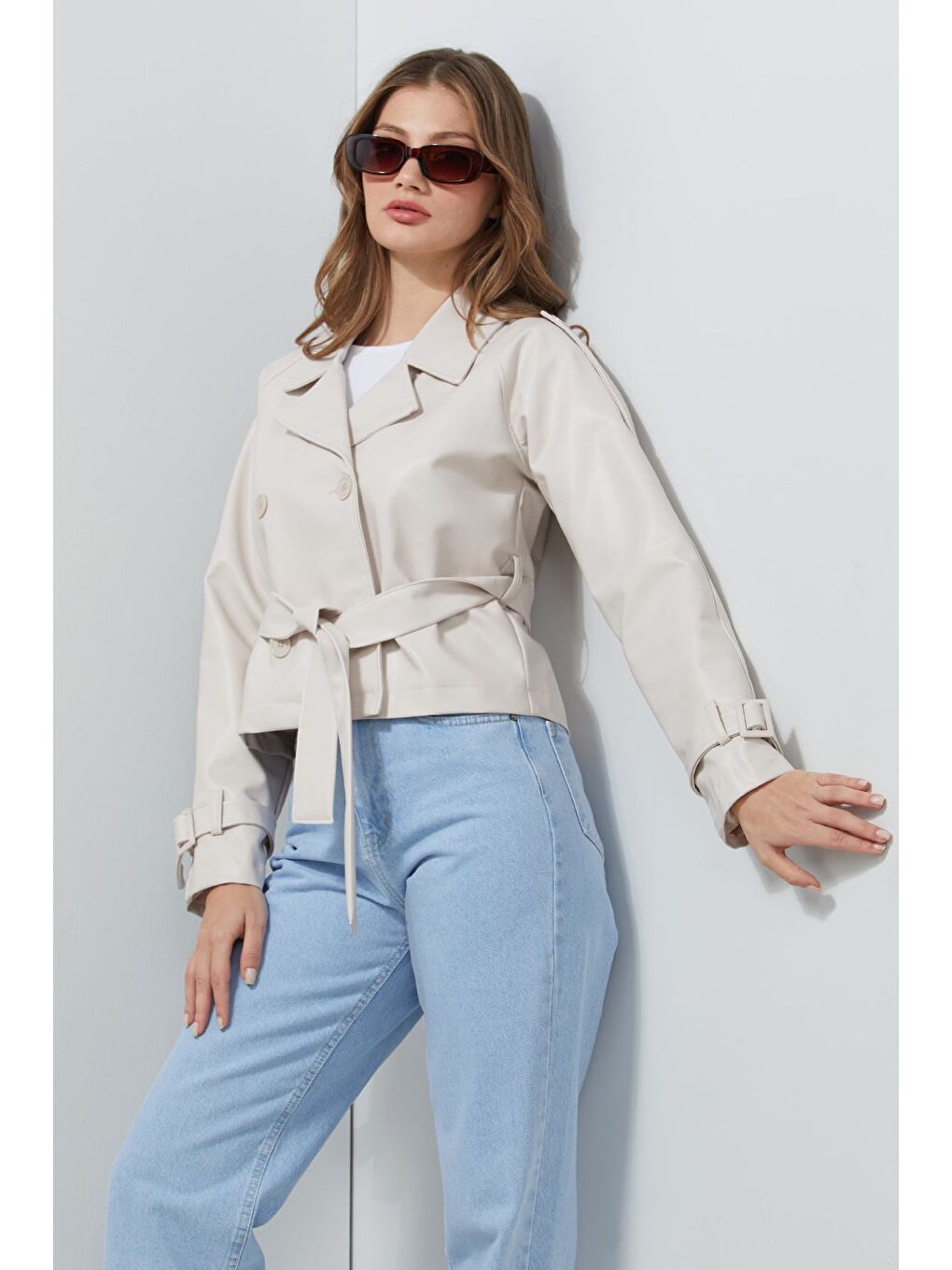 Bej Kruvaze Yaka Kuşaklı Suni Deri Mont