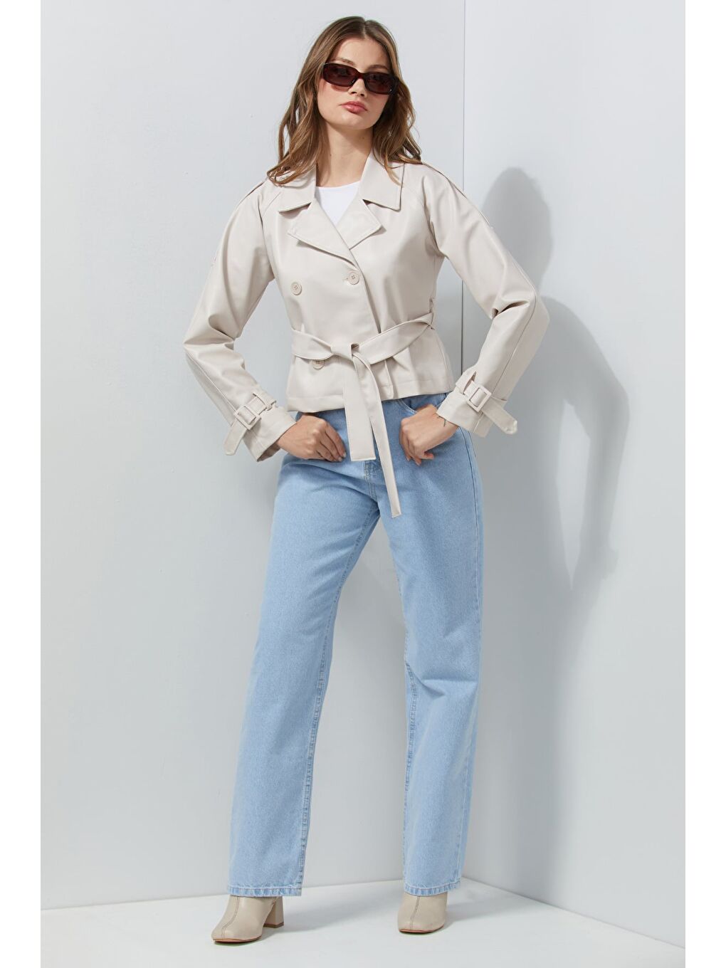 Bej Kruvaze Yaka Kuşaklı Suni Deri Mont-1