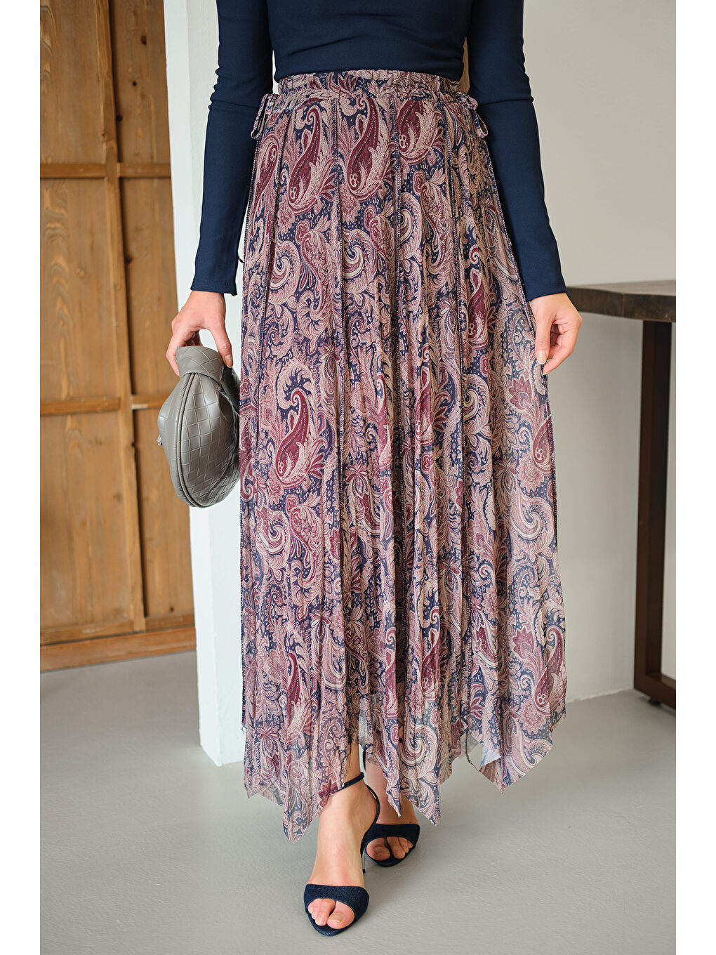 Kırmızı Kadın Asimetrik Kesim Etnik Desenli Şifon Etek Vişne Çürüğü-1