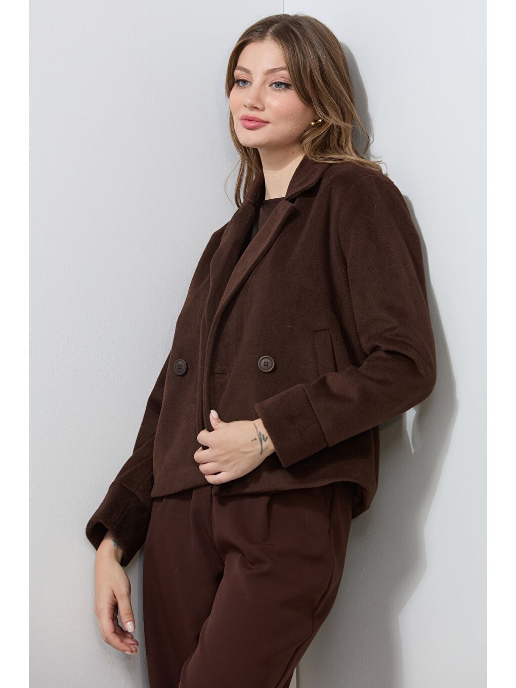 Kahverengi Cepli Kruvaze Yaka Yumuşak Dokulu Kaşe Mont